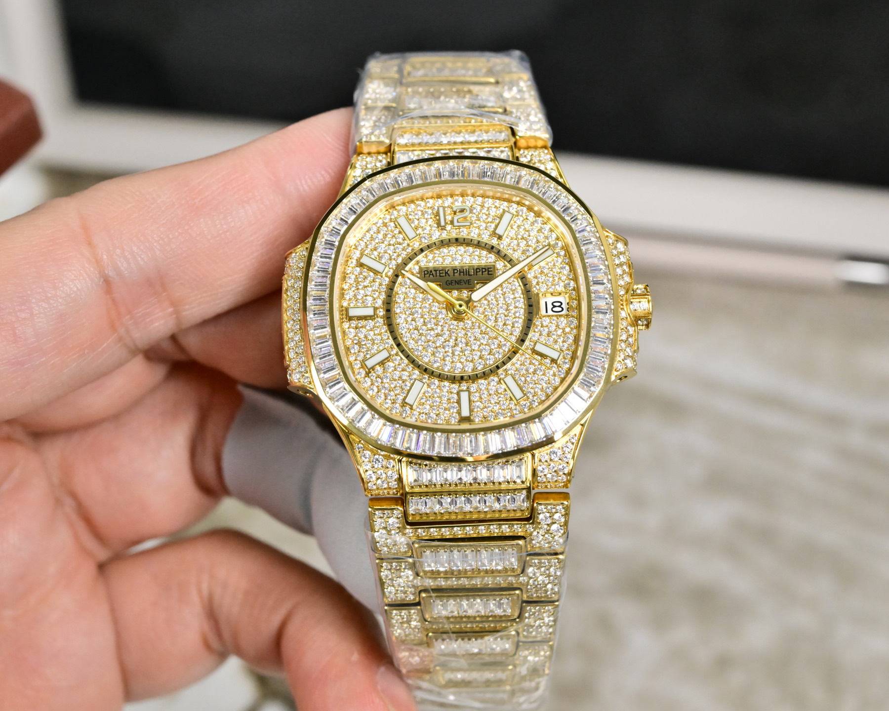 NO:619440,Uni-President 3500 is the first new model to launch. GR heavily invested in creating a classic timepiece - Patek Philippe 7021 Ladies Nautilus. Full diamond T-brick double-piece limited edition. A small amount of arrival, limited supply (the whole body is made of eight hearts and eight arrows natural Opal rhinestones). Comes with a value-for-money customized watch box for convenient travel. Watch: Customized 9015 modified 324 S automatic one-piece winding mechanical movement, with non-stop seconds adjustment, large central second hand. Dial: inlaid with 286 irregular diamonds.  Case: PVD white gold and 62 long T-shaped diamonds. Water-resistant coefficient of 30 meters. Diameter 35.2mm. Bracelet: PVD white gold inlaid with 895 irregular diamonds and 212 long T-shaped diamonds. The rare 'irregular snowflake diamond-encrusted T-bricks' process makes the watch even more dazzling. This process requires diamonds of various sizes to be inlaid and fixed in place to hide the traces of precious metals before each diamond as much as possible. Top with Nautilus 7021 Gypsophila.  It is currently the most luxurious Nautilus for women. No one can refuse it. Snowflake T-brick double-set with diamonds all over the body. Not only the dial, but also the strap are snowflake T-bricks with double-set diamonds. In short, one word is 'sparkling' (white is white gold in vacuum furnace, rose is nano-rose gold in vacuum furnace) GR boutique, watch friends are welcome to taste it!  ,,patek philippe19860909统一3500 新款首推 GR重金打造经典时计——百达翡丽7021女士鹦鹉螺 满钻T砖双拼限量款 少量到货,限量供应（全身采用八心八箭天然奥宝水钻） 赠送价值旅行便捷定制手表表盒 腕表:定制9015改324 S自动一体上链机械机芯,及调时不停秒,中心大秒针 表盘:镶嵌286颗不规则钻 表壳:PVD白金及62颗长形T钻 防水系数30米.直径35.2mm 表链:PVD白金镶嵌895颗不规则钻及212颗长形T钻,采用罕见的“不规则雪花镶钻全身T砖”工艺,令腕表更添耀眼光彩,这项工艺需要将大小各异的钻镶嵌并固定到位,尽可能隐匿每颗钻之前的贵金属痕迹. 顶配鹦鹉螺7021满天星 目前算是最奢华的女款鹦鹉螺 应该没有人能拒绝了它了吧 雪花T砖双拼镶钻全身 不仅是表盘,表带都是雪花T砖双拼镶钻总之一个字“闪”（白色为真空炉内白金,玫色为真空炉内纳米玫瑰金） GR精品,欢迎表友品鉴！,,patek philippe,Watch