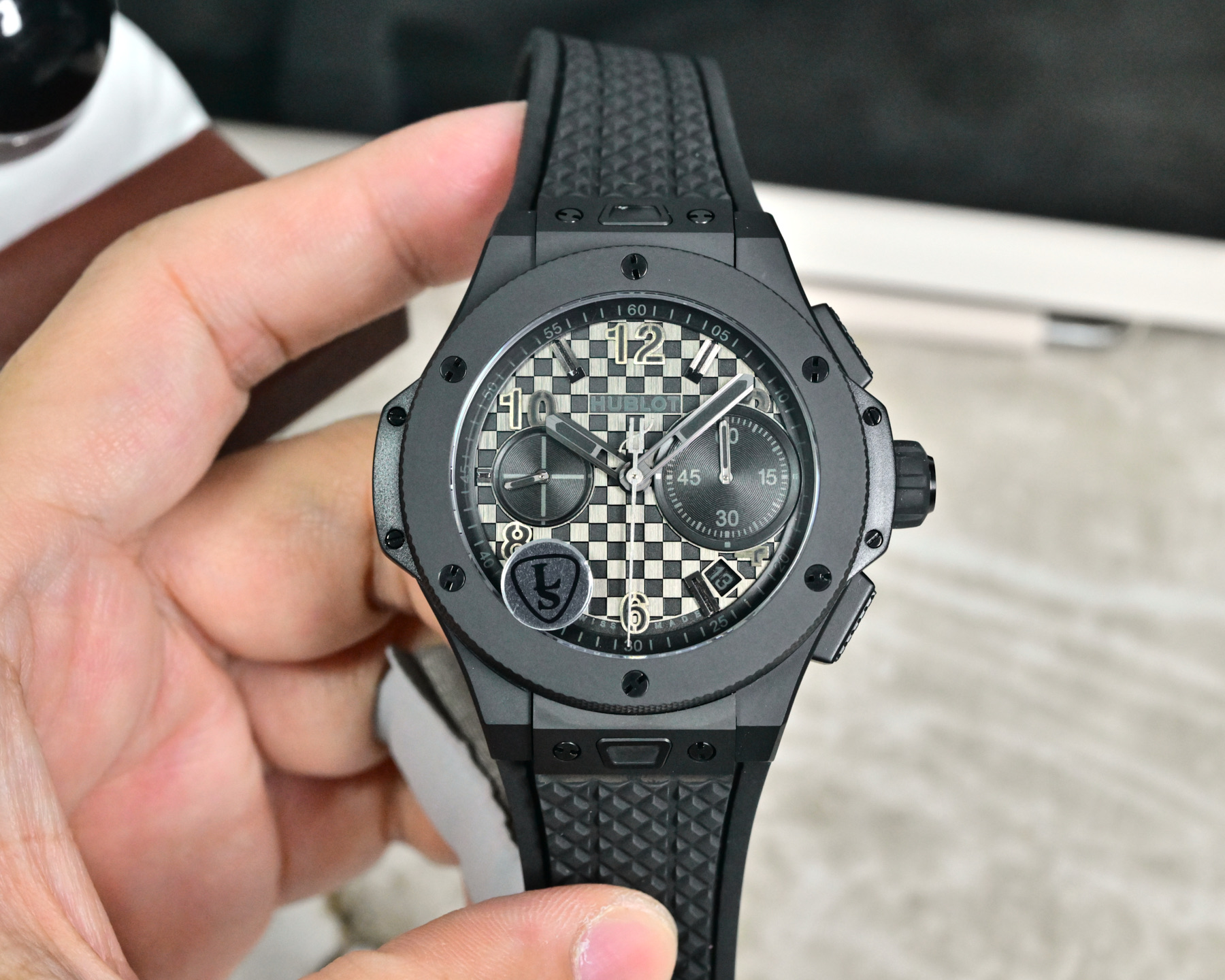 NO:619443,Hublot BIG BANG 431.OM.1338.RX series produced by Tongyi LS.Factory 20th anniversary commemorative model 1. The original newly molded 43mm case [the market version is 44mm, which is the case of the old 301.SB.131.RX, with two timing buttons that are more prominent. The wrong version] adopts a new design, a more ergonomic case, and more refined case details. It has larger polished chamfers.  Size 43MM~15MM, the 43mm wide case has been carefully modified and restored to the same size as the original. 2. Calendar upgrade, after the transformation of the movement, the genuine date window has been pushed to the edge of the dial, [non-market ordinary version calendar window is incorrect] 3. The literal 3 o'clock score plate restores the same large disc as the original [non-market ordinary version 3 o'clock score plate is affected by the calendar window and can only be made into a small disc.]  4. Equipped with the HUB1280 fully automatic mechanical movement, which accurately drives the chronograph function and has a 72-hour power reserve, interpreting the pinnacle of mechanical art with excellent performance. 5. One-click quick-release fluorine rubber strap allows you to switch the wearing style at will, taking into account both comfort and fashion. The strap uses imported fluorine rubber tape, which is more comfortable to wear and feels better. 6. The mirror is made of sapphire glass. - The sapphire mirror is transparent and anti-glare, no fear of daily challenges; Classic inheritance ·  Tribute to Innovation To celebrate the 20th anniversary of Hublot, the BIG BANG series launches a limited edition commemorative model that combines iconic design with cutting-edge watchmaking technology to pay tribute to the breakthrough spirit of the era.19860909统一 LS .Factory 出品 宇舶表BIG BANG 431.OM.1338.RX 系列 20周年纪念款 1、原版新开模43 毫米表壳【市场版本44毫米,是套用旧款 301.SB.131.RX 的壳,两个计时按钮比较突出.不对版】采用全新设计、更符合人体工学的表壳、更精致的表壳细节,它具有较大的抛光倒角, 尺寸 43MM~15MM, 43毫米宽的表壳经过精心修饰,还原了以正品一致尺寸 2、 日历升级,经过对机芯的改造,实现了对版正品日期窗口被推到了表盘的边缘,【非市场普通版本日历窗不对版】 3、字面 3 点位计分盘还原了正品一致大圆盘【非市场普通版本 3 点位计分盘受日历窗影响只能做成小圆盘不对版】 4、 搭载 HUB1280 全自动机械机芯,精准驱动计时码表功能,72小时动力储存,以卓越性能诠释机械艺术的巅峰.  5、 一键快拆氟橡胶表带,随心切换佩戴风格,兼顾舒适与潮流感. 表带采用进口氟橡胶胶带,配带起来更加舒服,手感更好 6、 镜面采用蓝宝石玻璃镜面. - 蓝宝石镜面通透防眩,无惧日常挑战；  经典传承 · 创新致敬 为庆祝宇舶表20周年荣耀历程,BIG BANG系列推出限量纪念款,融合标志性设计与尖端制表工艺,致敬时代的突破精神.,,Watch