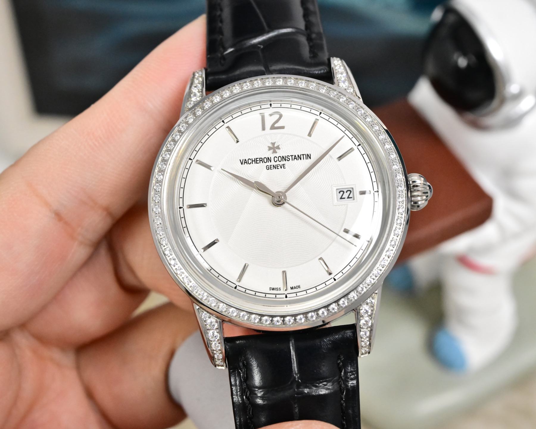 NO:619475,Platinum [TW latest hot model] Vacheron Constantin. Taste the classic beauty of Vacheron Constantin heritage series watches!  1 The team spent 9 months to design carefully, dare to be the first, strive for perfection, and break through multi-layer technical bottlenecks 2 The market's exclusive latest pot lid glass material, super 3D three-dimensional effect, ultra-thin craftsmanship, super luminous, diameter 42mm 3 The style uses the original 9015 movement, vibration frequency 28800 times per hour, zero repair quality 4 The dial uses a classic exclusive inner shadow, which further shows the luxurious temperament of this watch 5  The style is matched with Italian cowhide to make the wrist more comfortable and fit. Vacheron Constantin is the watch you will eventually own!  Welcome to reprint!  ,,vacheron,cowhide19860909白 金【TW 最新热门款】江诗.丹顿Vacheron constantin 经典之美品鉴江诗.丹顿传承系列腕表！ 1团队历时9个月精心设计,敢为人先,力求完美,突破多层技术瓶颈 2 市场独家最新锅盖玻璃材质,超强的3D立体感,超薄工艺,超强夜光,直径42mm 3款式采用原装9015机芯,每小时振频28800次,零返修质量 4 表盘上采用经典独家内影,更显示出这款腕表的华贵气质 5 款式搭配意大利牛皮让手腕更贴合舒适 江诗丹顿,你终将拥有的腕表！欢迎转载！,,vacheron,cowhide,Watch