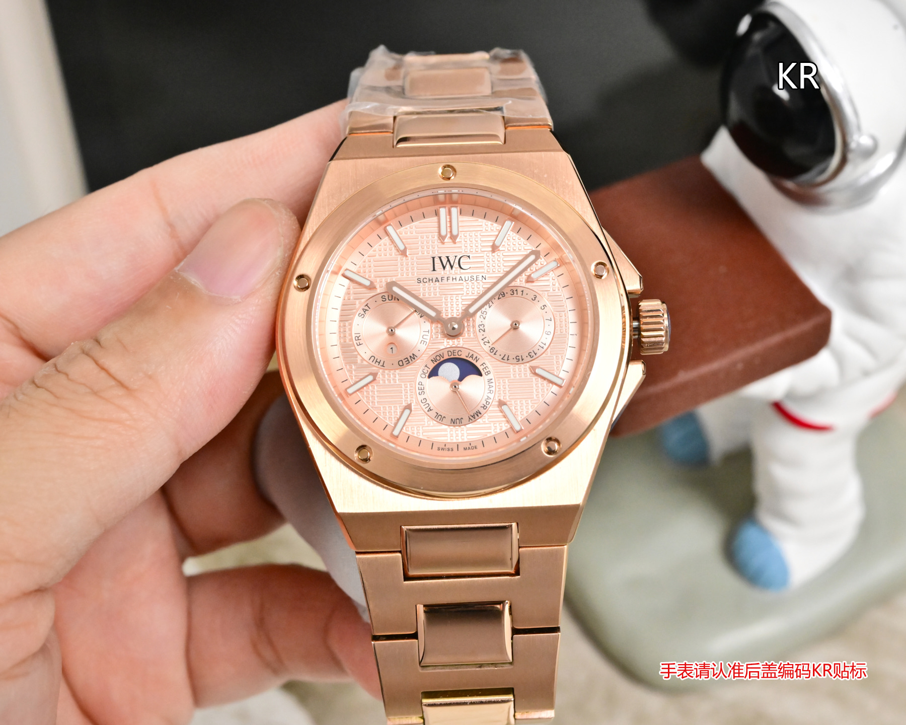 NO:619476,Platinum KR new product IWC Ingenieur series perpetual calendar watch, the most complex watch in the replica world, all functions are synchronized with the original, and all function adjustments are controlled through the crown. 1 [Function introduction] The calendar is displayed at 3 o'clock, the day of the week is displayed at 9 o'clock, and the month and moon phase pointer is displayed at 6 o'clock. 2 [Fine workmanship] The shell adopts the same three-piece structure as the original, with a brushed middle, polished upper and lower shells, and a high-cost pot-lid-shaped sapphire to enhance the texture.  3 [Movement Performance] The size is 41.6mm. The movement adopts Tianjin caliber 82600, which is efficient and stable, and has a power time of more than 72 hours. It is equipped with a complex perpetual calendar module, and synchronizes all functions to achieve synchronization with the original adjustment through the crown. 4 [Notes] Because the perpetual calendar module is very complicated, the time will be adjusted before shipment. Customers can just wind it up and wear it after receiving it. Please do not adjust it easily. Due to the upgraded function of the movement, the adjustment needs to be done slowly.  KR’s masterpiece, welcome to appreciate it!  ,,iwc19860909白 金 KR新品 万国工程师系列万年历腕表,复刻界最复杂的腕表,所有功能同步原装,所有功能调节通过把头控制. 1【功能介绍】3点钟位置显示日历,9点钟位置显示星期,6点钟月份月相指针显示. 2【做工精细】外壳采用原版同样的三件套结构,中间拉丝,上下壳为抛光,镜面采用高成本的锅盖形蓝宝石,使其质感提升. 3【机芯性能】尺寸41.6mm,机芯采用天津机芯改82600,高效稳定,动力时间长达72小时以上,进行加装复杂的万年历模块,而且同步所有功能实现同步原装通过把头调节. 4【注意事项】由于万年历模块十分复杂在出货前都会调准时间,客户收到直接上链上手佩戴即可,请不要轻易乱调,由于机芯加装升级功能,调节需慢慢按调. KR匠心巨作,欢迎品鉴！,,iwc,Watch