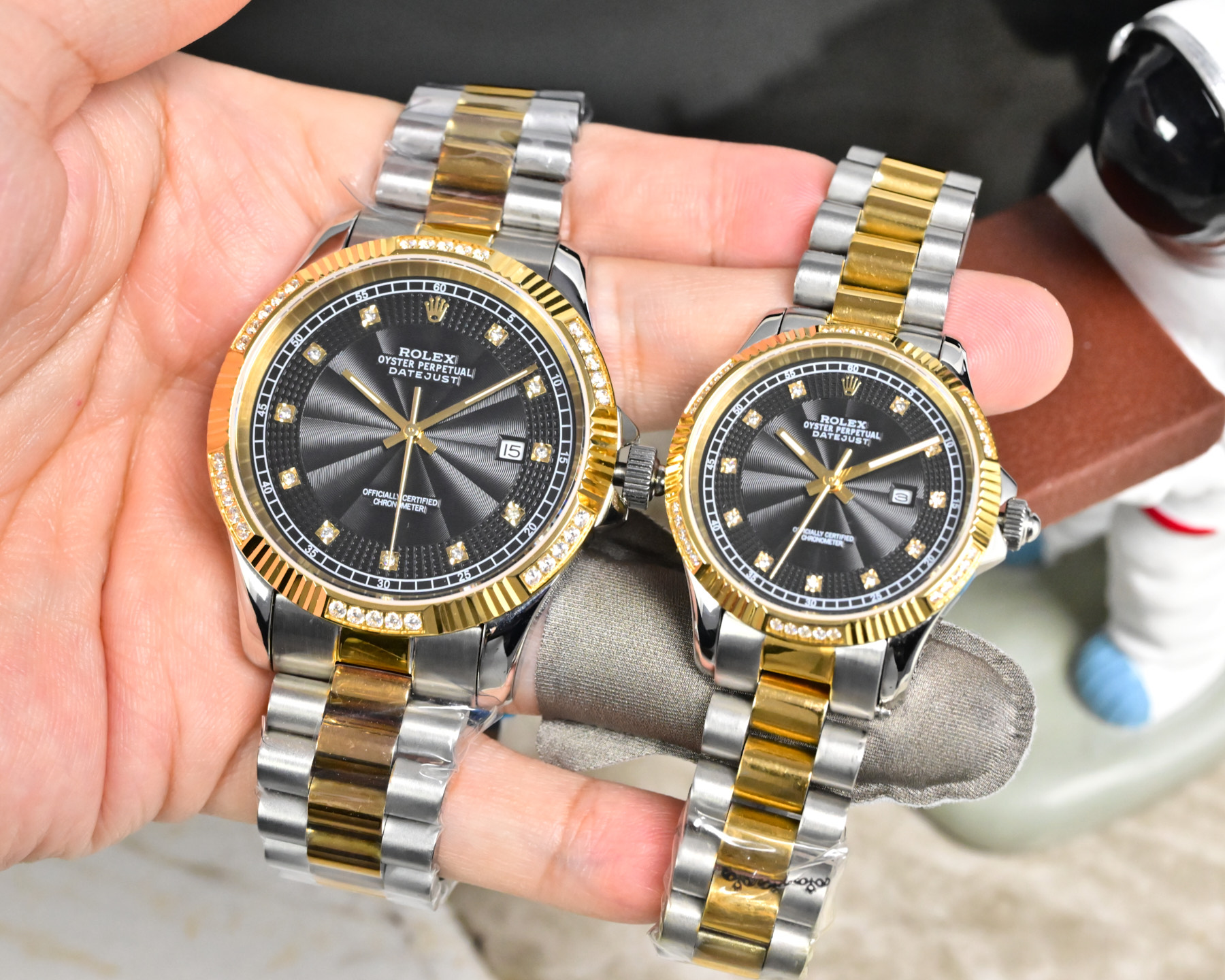 NO:640988,Platinum, the best gift, popular manufacturer, top quality, official website, Swiss quality masterpiece, popular all over the world. For top-notch watches, please look for the best quality [Rolex classic watch]. The only genuine product developed in the market. 1: The case is polished with 316 fine steel. Each case is CNC processed to achieve perfection in all details. 2: It adopts Japanese Observatory level movement. It has been strictly controlled and debugged by our factory to achieve zero repair stability. 3: It adopts Swiss sapphire mirror, which is transparent and bright.  4: Super waterproof to 50 meters, male size 41mm, female size 34mm, rolex19860909白 金 最佳礼品热门大厂顶级品质 官网瑞士品质神作 火爆全球 顶级之作敬请认准最好品质【劳力士经典对表】 市场唯一购买正品开发产品 1:壳套采用316精钢材质打磨 每个壳套全程CNC处理所有细节达到完美 2:采日本天文台级别机芯 经过本厂严格把控 调试 达到零返修稳定性 3:采用瑞士蓝宝石镜面 通透明亮 4:超强防水50米 男尺寸41mm、女尺寸34mm,,rolex,Watch