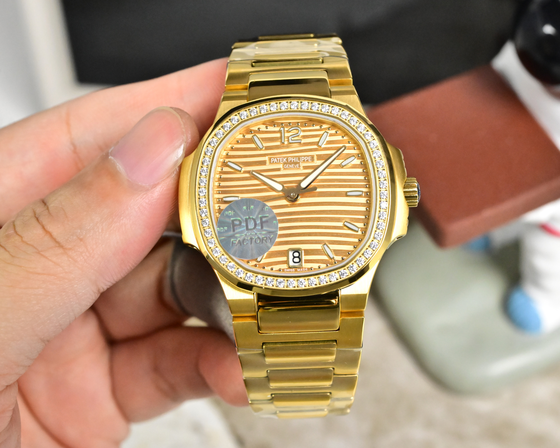 NO:640989,White case 1550, gold case 1600, diamond case 50 PDF Factory2025 Wall crack recommended PDF version all-in-one machine Patek Nautilus series high-value women's watch [2025 super masterpiece top version] Patek Philippe sports elegant Nautilus women's watch P is coming!  Welcome to compare the details 1. Equipped with an exclusive customized version of Cal.324 all-in-one automatic movement (not an ordinary plywood machine), the time can be adjusted without stopping seconds, the time can be adjusted without stopping seconds, special kinetic energy storage of 45 hours, vibration frequency of 28800 per hour. 2316L customized ergonomic strap!  3The size of the watch is 35.2MM and the thickness is 8.6mm, which is consistent with the original!  4. Inlaid with 56 Swarovski crystal diamonds, the same number as genuine diamonds. 5. The watch mirror is double-sided anti-glare sapphire crystal glass. 6. The color and luminous effect of the words are consistent with the genuine product.  philippe19860909白壳1550,金壳1600,钻壳50 PDF Factory2025 墙裂推荐PDF版本一体机 百达鹦鹉螺系列高颜值女表【2025超神之作 顶级版本】百达.翡丽运动优雅鹦鹉螺女款腕表P强势来袭！欢迎对比细节 1搭配独家定制版Cal.324一体机自动机芯(非普通夹板机）,调时不停秒,调时不停秒,特惠动能储存45小时,振频28800每小时. 2316L定制级人体工程学表带！ 3腕表尺寸35.2MM,厚度8.6mm与原装一致！ 4镶嵌56颗施华洛世奇水晶钻与正品钻石数量一致 . 5表镜双面防眩目蓝宝石水晶玻璃. 6字面色泽夜光效果均与正品一致. “没人能拥有百达翡丽,只不过为下一代保管而已.” 优雅大气 完美演绎职场女性的时尚品味,在优雅之余又不失强悍霸气. PDF Factory2025匠心力作 欢迎表友品鉴,,swarovski,patek philippe,Watch