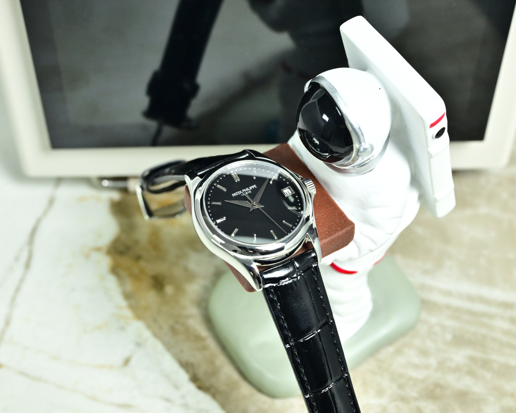 NO:641001,Platinum, Diamond 50 GR is driven by sincerity, shockingly launching the representative work of fine aesthetics - Patek Philippe Classic Series - 5127 [Excellent details] The watch size is 37mm  3. The 'pot lid type' slightly convex watch mirror has the same version as the original, with a transparent effect and clear time telling. It adopts a customized version of Cal.324 - thinner, more stable and more like. [Strap] Classic Italian calfskin strap with clear texture and high quality. The pin buckle is neatly polished and bright, universal and original without pressure. It is so noble, classic and timeless, once you have it, there is nothing else to ask for.,,cowhide19860909白 金 钻50 GR心诚所致,震撼推出精细美学代表之作——Patek Philippe古典系列——5127【精彩细节】腕表尺寸37mmX9.5mm 薄而有质 1.表壳慢工出细活,极致打磨,独家还原出正品的完美比例和特有质感. 2.刻度,指针采用最新的贵金属电镀技术加持,效果更佳出彩！ 3.“锅盖型”微凸表镜,版型与正品一致,效果通透,辨时清晰.采用定制版Cal.324——更薄,更稳,更像.【表带】经典意大利小牛皮表带,纹路清晰,质感上乘.针式表扣打磨齐整光亮,通用原装无压力. 高贵如斯,经典永恒,一旦拥有,别无所求.,,cowhide,Watch