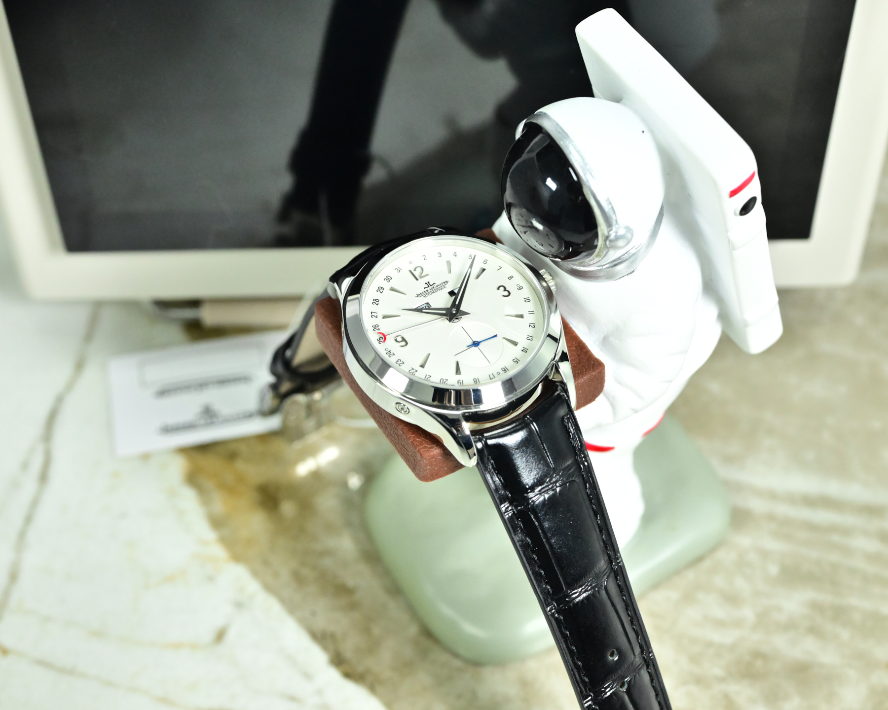 NO:641004,Platinum 5C Factory is driven by sincerity and shockingly launches a representative work of fine aesthetics - Jaeger-lecoultre Master Series - Q4148420, the highest version on the market with 6 o'clock real small seconds [Wonderful details] Watch size 40mmX12mm, thin and quality  1. The pot-lid-shaped dial is slightly curved when viewed from the side. Multiple modifications ensure that the charm is comparable to the original version, restoring the authentic watchmaking characteristics and showing its timeless charm in a slightly different way!  2. The two windows at 12 o'clock of the watch display the day of the week and the month respectively. The sub-dial of the watch at 6 o'clock has a small second hand that can read the moon phase display, and the edge position displays the calendar hand, restoring all functions. 3. There is no gap in the middle of the clasp. Viewed from the side, the arc will not break the opening. The curvature of the clasp is consistent with the original version and is more comfortable to the hand. It uses a 5C factory customized machine to modify the Jaeger-LeCoultre 866AA movement. It has stable running time and excellent quality. To ensure the perfect presentation of the charm, it has been repeatedly modified.  Behind the simplicity is the ultimate complexity [Simplicity and Ultimate] 5C ingenuity!  ,,jaeger-lecoultre19860909白 金 5C Factory 心诚所致,震撼推出精细美学代表之作——Jaeger-lecoultre积家大师系列——Q4148420市场最高版本6点位真小秒【精彩细节】腕表尺寸40mmX12mm 薄而有质 1锅盖形表盘从侧面看是有微微弧度的多次修改确保神韵与原版相媲美,还原正品制表特质,以稍作不同的方式展现其隽永魅力！ 2腕表十二点位置两个窗口分别显示星期和月份,腕表在6点钟位置的副表盘为小秒针可读取月相显示,边缘位置则显示日历针,还原所有功能. 3 表扣中间无缝隙从侧面看弧线是不会断开口的表扣的扣版弯度与原版一致更贴手 采用5C厂定制机改积家866AA机芯 走时稳定 品质优良 为确保神韵反复修改完美呈现 简约的背后是极致的复杂【简约而极致】5C匠心之作！,,jaeger-lecoultre,Watch