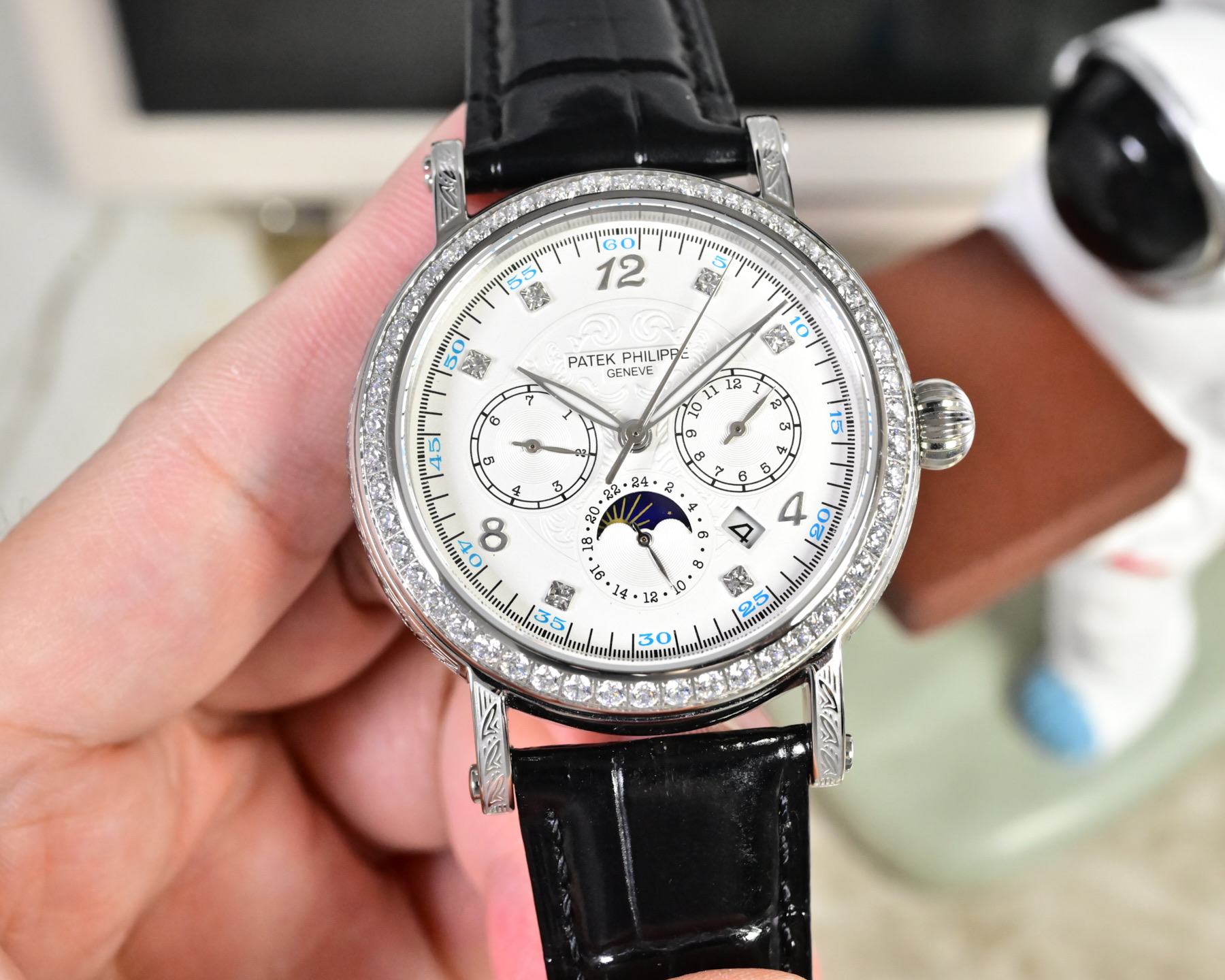 NO:641010,Platinum, 50 diamonds, the Patek Philippe Engraved Watch is a beautiful medal on the wrist. In the dazzling galaxy of watchmaking, the Patek Philippe Engraved Watch is like the most dazzling star.  On the dial, the delicate and exquisite carvings are like flowers blooming in time. Every petal and every vein is carefully carved by the watchmaker with uncanny skills. The carvings seem to give life to the watch, showing a dynamic beauty in the interplay of light and shadow. When the light falls gently, the carvings are like agile elves dancing on the dial, performing a silent dance of luxury.  1. Equipped with imported multi-functional movement [non-market ordinary domestic movement] (zero repair) function (24 hours, week/star/month), this watch has a power reserve of 38-48 hours. 2. Imported 316L stainless steel, using 18k quality furnace vacuum plating!  3. Paired with exclusive customized square scale cowhide strap. 4. Wear-resistant and scratch-resistant sapphire glass mirror!  530 meters waterproof level. Patek Philippe is simple but not simple!  The quality of the actual shooting is the same!  ,,patek philippe,cowhide19860909白金 钻50 百达翡丽雕花腕表腕间的绝美华章 在制表的璀璨星河里,百达翡丽雕花腕表宛如一颗最为耀眼的星辰. 表盘之上,细腻而精致的雕花宛如盛开在时光中的繁花.每一片花瓣、每一道脉络,皆由制表师以鬼斧神工般的技艺精心雕琢.那雕花仿若赋予了腕表生命,在光影交错间,展现出动态的美感.当光线轻轻洒落,雕花之处便似灵动的精灵在表盘上舞动,演绎着一场无声的奢华之舞. 1搭配进口多功能机芯【非市场普通国产机芯】（零返修）功能（24小时,星期/星辰/月份）此腕表拥有38-48小时动力储备. 2进口316L精钢,采用18k品质炉内真空电镀！ 3搭配独家定制方形鳞纹牛皮表带 4耐磨防刮蓝宝石玻璃镜面！ 530米生活防水等级. 百达翡丽（Patek Philippe） 简约而不简单！实物拍摄品质如一！,,patek philippe,cowhide,Watch