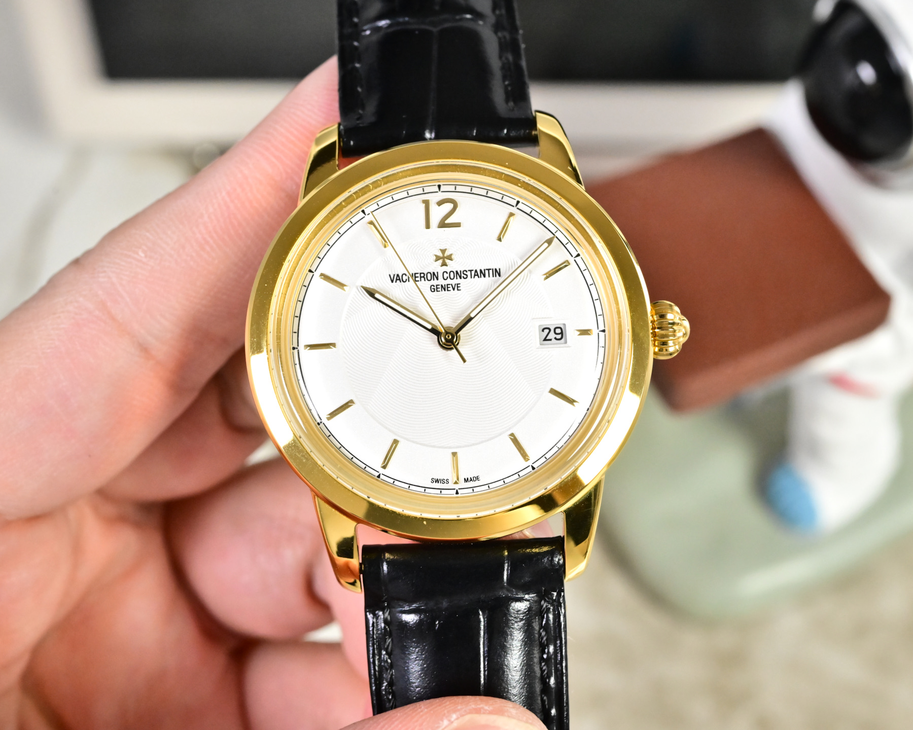 NO:641013,Platinum [TW latest hot model] Vacheron Constantin. Taste the classic beauty of Vacheron Constantin heritage series watches!  1 The team spent 9 months to design carefully, dare to be the first, strive for perfection, and break through multi-layer technical bottlenecks 2 The market's exclusive latest pot lid glass material, super 3D three-dimensional effect, ultra-thin craftsmanship, super luminous, diameter 42mm 3 The style uses the original 9015 movement, vibration frequency 28800 times per hour, zero repair quality 4 The dial uses a classic exclusive inner shadow, which further shows the luxurious temperament of this watch 5  The style is matched with Italian cowhide to make the wrist more comfortable and fit. Vacheron Constantin is the watch you will eventually own!  Welcome to reprint!  ,,vacheron,cowhide19860909白 金【TW 最新热门款】江诗.丹顿Vacheron constantin 经典之美品鉴江诗.丹顿传承系列腕表！ 1团队历时9个月精心设计,敢为人先,力求完美,突破多层技术瓶颈 2 市场独家最新锅盖玻璃材质,超强的3D立体感,超薄工艺,超强夜光,直径42mm 3款式采用原装9015机芯,每小时振频28800次,零返修质量 4 表盘上采用经典独家内影,更显示出这款腕表的华贵气质 5 款式搭配意大利牛皮让手腕更贴合舒适 江诗丹顿,你终将拥有的腕表！欢迎转载！,,vacheron,cowhide,Watch