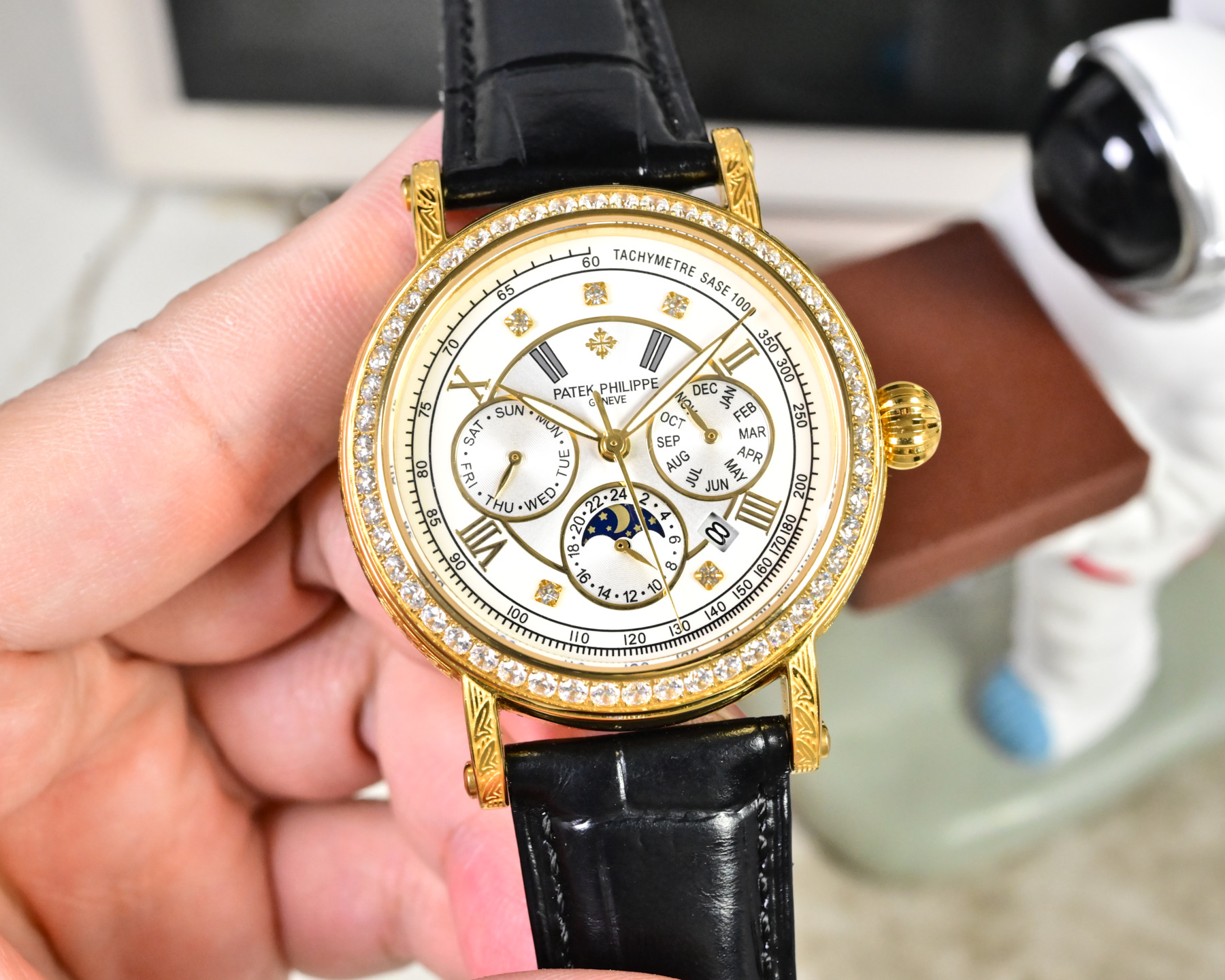 NO:641016,Platinum, 50 diamonds, the Patek Philippe Engraved Watch is a beautiful medal on the wrist. In the dazzling galaxy of watchmaking, the Patek Philippe Engraved Watch is like the most dazzling star.  On the dial, the delicate and exquisite carvings are like flowers blooming in time. Every petal and every vein is carefully carved by the watchmaker with uncanny skills. The carvings seem to give life to the watch, showing a dynamic beauty in the interplay of light and shadow. When the light falls gently, the carvings are like agile elves dancing on the dial, performing a silent dance of luxury.  1. Equipped with imported multi-functional movement [non-market ordinary domestic movement] (zero repair) function (24 hours, week/star/month), this watch has a power reserve of 38-48 hours. 2. Imported 316L stainless steel, using 18k quality furnace vacuum plating!  3. Paired with exclusive customized square scale cowhide strap. 4. Wear-resistant and scratch-resistant sapphire glass mirror!  530 meters waterproof level. Patek Philippe is simple but not simple!  The quality of the actual shooting is the same!  ,,patek philippe,cowhide19860909白金 钻50 百达翡丽雕花腕表腕间的绝美华章 在制表的璀璨星河里,百达翡丽雕花腕表宛如一颗最为耀眼的星辰. 表盘之上,细腻而精致的雕花宛如盛开在时光中的繁花.每一片花瓣、每一道脉络,皆由制表师以鬼斧神工般的技艺精心雕琢.那雕花仿若赋予了腕表生命,在光影交错间,展现出动态的美感.当光线轻轻洒落,雕花之处便似灵动的精灵在表盘上舞动,演绎着一场无声的奢华之舞. 1搭配进口多功能机芯【非市场普通国产机芯】（零返修）功能（24小时,星期/星辰/月份）此腕表拥有38-48小时动力储备. 2进口316L精钢,采用18k品质炉内真空电镀！ 3搭配独家定制方形鳞纹牛皮表带 4耐磨防刮蓝宝石玻璃镜面！ 530米生活防水等级. 百达翡丽（Patek Philippe） 简约而不简单！实物拍摄品质如一！,,patek philippe,cowhide,Watch