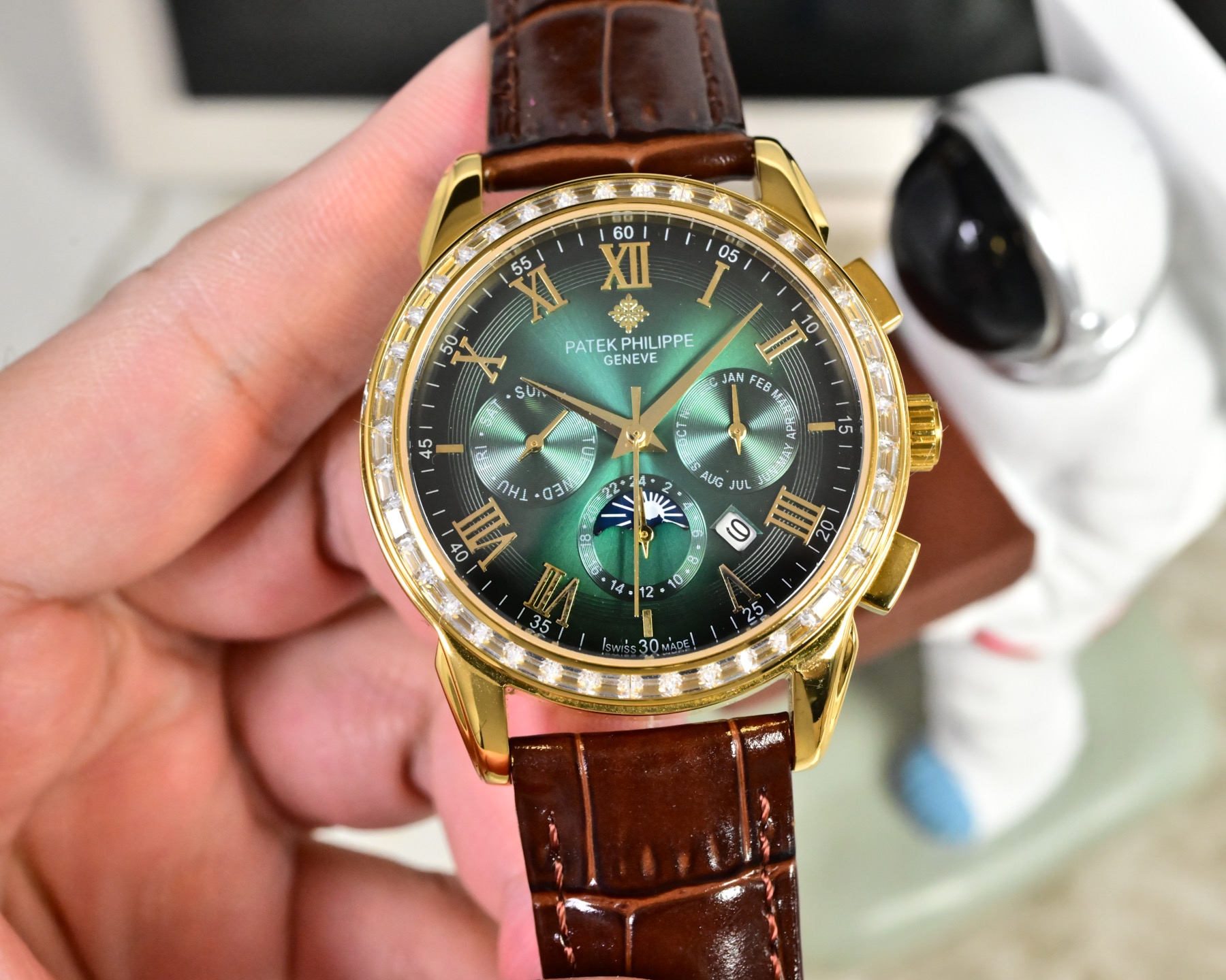 NO:641019,White gold, 50 diamonds [latest product in TW years] Patek Philippe’s highest version watch on the market!  The TW watchmaker team spent 8 months carefully designing, daring to be the first, breaking through multiple technical bottlenecks, and striving for perfection!  [Case] The market's exclusive latest pot lid glass material, the dial is simple and extraordinary, 12 scales are integrated with the glass, the exclusive full diamond case has a super 3D three-dimensional effect, ultra-thin craftsmanship, and a diameter of 40mm. [Movement] The watch uses the original 9015 movement, with a vibration frequency of 28,800 times per hour, and zero repair quality. [Strap Buckle] The style is matched with Italian cowhide to make the wrist more comfortable and comfortable. The watch buckle is engraved with a classic logo, generous and classy.  No one really owns a Patek Philippe, they just keep it for the next generation.,,patek philippe,cowhide19860909白 金 钻50【 TW 年最新出品】百达翡丽 市场最高版本腕表！TW制表师团队历时8个月精心设计,敢为人先,突破多层技术瓶颈,力求完美！【表壳】市场独家最新锅盖玻璃材质,表盘简而不凡,12个刻度与玻璃融为一体,独家的满钻表壳,具有超强3D立体感,超薄工艺,直径40mm.【机芯】腕表采用原装9015机芯,每小时振频28800次,零返修质量.【表带扣】款式搭配意大利牛皮让手腕更贴合舒适,腕表表扣上面刻有经典标志,大方富有档次. 没有人真正拥有百达翡丽,只不过为下一代保管而已.,,patek philippe,cowhide,Watch