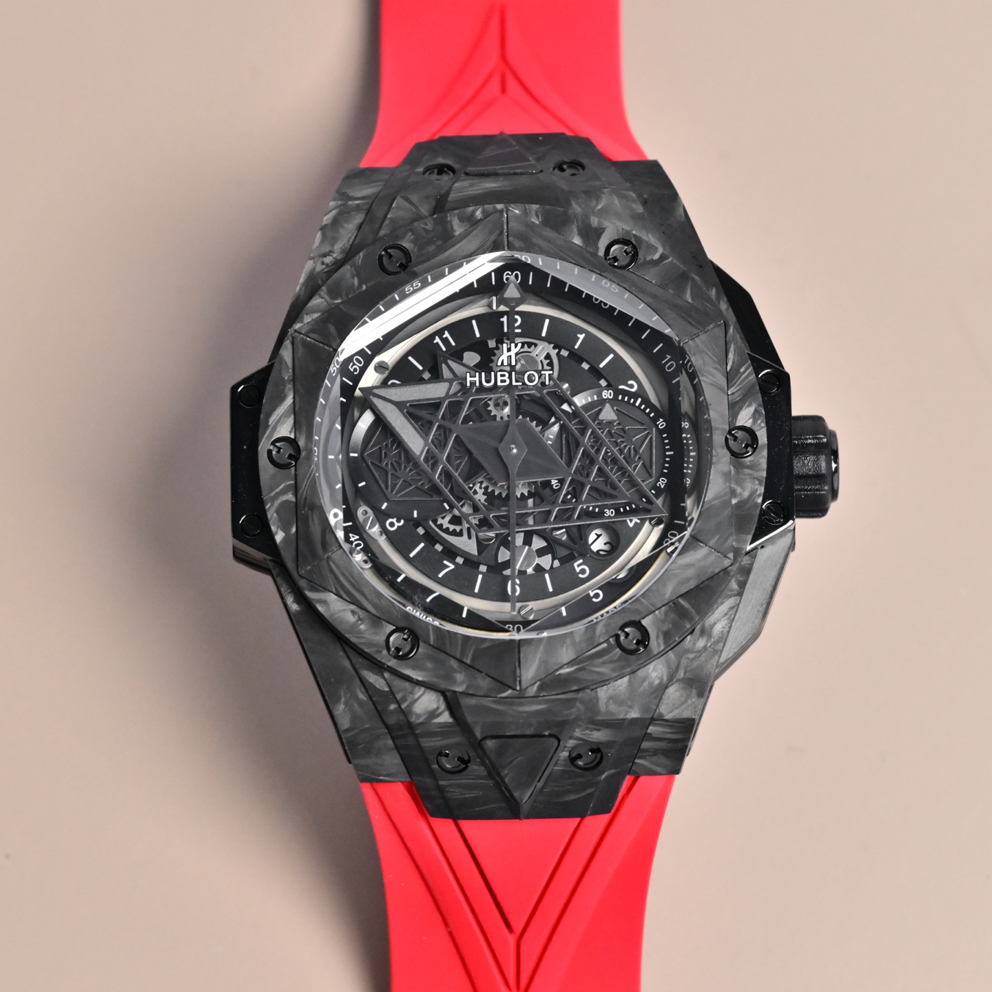 NO:641017,Hublot unifies Hublot's first black carbon fiber limited edition collection. 'Carbon' is the highlight of the new Big Bang Sang Bleu II tattoo watch. It continues the second-generation tattoo hexagonal, diamond and other geometric pattern designs, but uses black carbon fiber to create a new limited edition tattoo. It interprets Hublot's slogan 'Everything is visible'. This material has never been used in domestic tattoo models. This is also a historic breakthrough, providing customers with more choices.  In particular, this material is easy to handle, making it easier to wear this large-sized watch; wear-resistant and durable is no longer a problem, and it will last forever. Another Tattoo ll watch cleverly conceived using geometric figures, which perfectly interprets the brand's ambitions and design concepts. The Tattoo ll watch uses finer line design to create a three-dimensional and vivid three-dimensional visual experience.  1 Full carbon fiber 45mm case diameter, unique material, showing a perfect fusion of matte texture and three-dimensional texture. The upper graphic elements run through the case and are integrated into the hexagonal bezel through cutting and engraving. 6 H-shaped titanium screws firmly fix the bezel. The lugs have a strong sense of design, with steep angles and tough lines. 2 The most eye-catching part of the dial is the diamond-shaped hour and minute hands and the two hexagonal dial hands. When the time turns, a different geometric pattern visual effect will appear.  3. Imported oxygen rubber strap, one piece of quick release, presenting a three-dimensional visual experience with geometric lines. 4. Easy-to-use folding buckle. Same as the original model. 5. It adopts 7750 fully automatic chronograph movement, titanium liner film, satin hollow hands, the watch mirror uses anti-reflective treatment multi-faceted sapphire glass that will never be scratched, and the imported fluorine rubber strap makes it more comfortable to wear!  !  !  ,19860909统一 宇舶首发黑色碳纤维 限量典藏款 《碳》为观止 全新Big Bang Sang Bleu II 刺青腕表 延续二代刺青六边形,菱形等几何图案设计,却使用了黑色碳纤维,打造出一个全新限量刺青.   诠释了宇舶的slogan的[无不可见之可见].这个材质从未应用在国内的刺青款上,这也是历史性的突破,为客户提供更丰富的选择. 尤其这个材质上手轻便,使佩戴这个大尺寸腕表也变得更( 轻松 )的事了;耐磨耐造也是不再话下,历久而弥新. 又款利用几何图形巧妙构思的刺青ll腕表,完美演绎了该品牌的雄心壮志和设计理念.刺青ll腕表运用了更为精细的线条设计,打造出立体生动的三维视觉体验.  1全『碳』纤维45mm表壳直径,独特的材质,呈现哑光质感与立体纹理的完美融合,上图形元素贯穿表壳,通过切割和雕刻融入到六边形表圈之中.6颗H型钛金螺钉牢固定表圈.表耳处带有很强的设计感,角度陡峭,线条硬朗. 2表盘最为抢眼的就是菱形的时分针和两个六边形的盘针,时间转时就会出现别样的几何图案视觉效果.  3进口氧橡胶表带,一件快拆,以几何线条呈现出三维视觉体验. 4简易使用折叠式表扣.原装同款 5采用7750全自动计时机芯,钛金属内胆底片,缎面镂空指针,表镜使用防反光处理多面蓝宝石玻璃永不刮花,进口氟橡胶表带使佩戴更加舒适！！！,,Watch