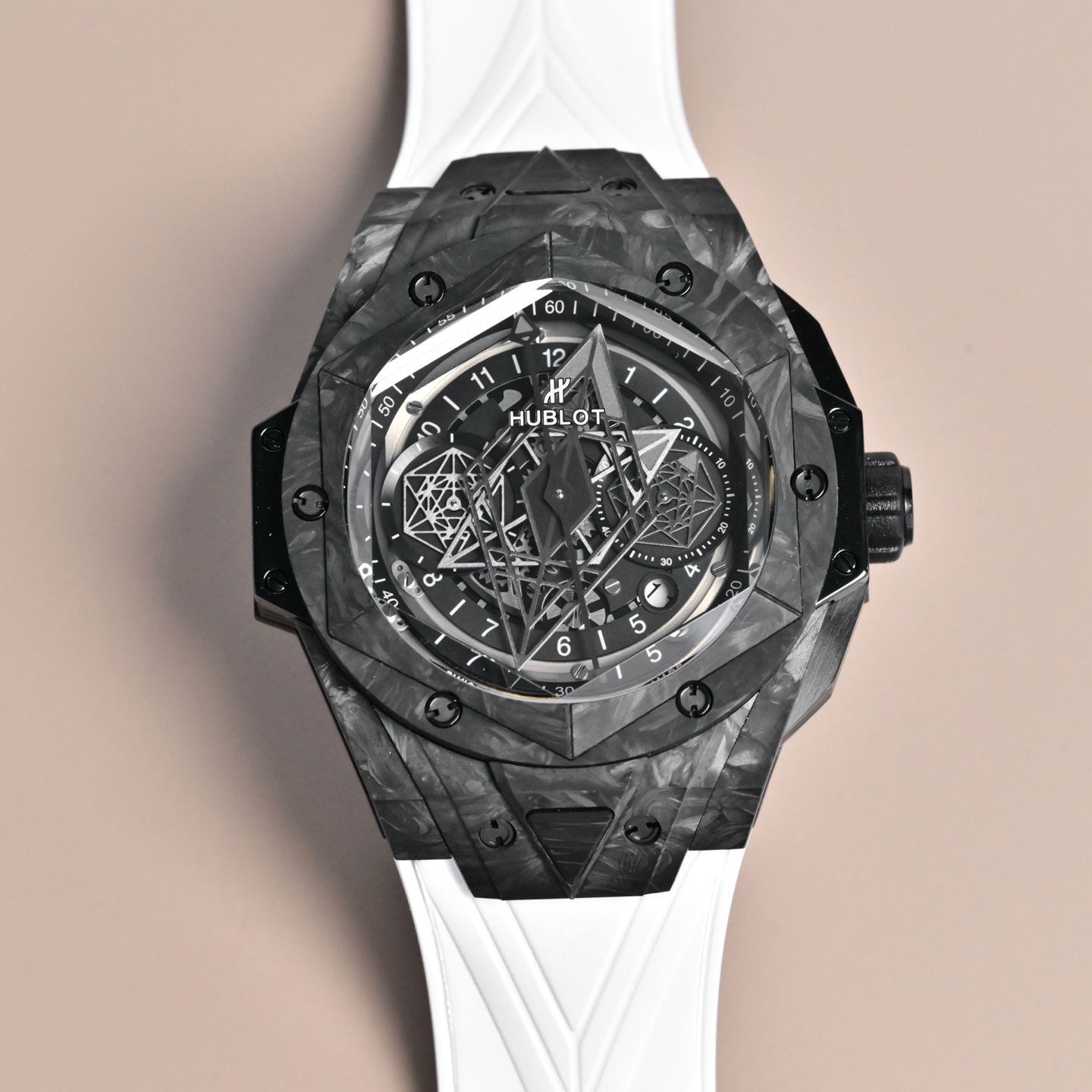 NO:641020,Hublot unifies Hublot's first black carbon fiber limited edition collection. 'Carbon' is the highlight of the new Big Bang Sang Bleu II tattoo watch. It continues the second-generation tattoo hexagonal, diamond and other geometric pattern designs, but uses black carbon fiber to create a new limited edition tattoo. It interprets Hublot's slogan 'Everything is visible'. This material has never been used in domestic tattoo models. This is also a historic breakthrough, providing customers with more choices.  In particular, this material is easy to handle, making it easier to wear this large-sized watch; wear-resistant and durable is no longer a problem, and it will last forever. Another Tattoo ll watch cleverly conceived using geometric figures, which perfectly interprets the brand's ambitions and design concepts. The Tattoo ll watch uses finer line design to create a three-dimensional and vivid three-dimensional visual experience.  1 Full carbon fiber 45mm case diameter, unique material, showing a perfect fusion of matte texture and three-dimensional texture. The upper graphic elements run through the case and are integrated into the hexagonal bezel through cutting and engraving. 6 H-shaped titanium screws firmly fix the bezel. The lugs have a strong sense of design, with steep angles and tough lines. 2 The most eye-catching part of the dial is the diamond-shaped hour and minute hands and the two hexagonal dial hands. When the time turns, a different geometric pattern visual effect will appear.  3. Imported oxygen rubber strap, one piece of quick release, presenting a three-dimensional visual experience with geometric lines. 4. Easy-to-use folding buckle. Same as the original model. 5. It adopts 7750 fully automatic chronograph movement, titanium liner film, satin hollow hands, the watch mirror uses anti-reflective treatment multi-faceted sapphire glass that will never be scratched, and the imported fluorine rubber strap makes it more comfortable to wear!  !  !  ,19860909统一 宇舶首发黑色碳纤维 限量典藏款 《碳》为观止 全新Big Bang Sang Bleu II 刺青腕表 延续二代刺青六边形,菱形等几何图案设计,却使用了黑色碳纤维,打造出一个全新限量刺青.   诠释了宇舶的slogan的[无不可见之可见].这个材质从未应用在国内的刺青款上,这也是历史性的突破,为客户提供更丰富的选择. 尤其这个材质上手轻便,使佩戴这个大尺寸腕表也变得更( 轻松 )的事了;耐磨耐造也是不再话下,历久而弥新. 又款利用几何图形巧妙构思的刺青ll腕表,完美演绎了该品牌的雄心壮志和设计理念.刺青ll腕表运用了更为精细的线条设计,打造出立体生动的三维视觉体验.  1全『碳』纤维45mm表壳直径,独特的材质,呈现哑光质感与立体纹理的完美融合,上图形元素贯穿表壳,通过切割和雕刻融入到六边形表圈之中.6颗H型钛金螺钉牢固定表圈.表耳处带有很强的设计感,角度陡峭,线条硬朗. 2表盘最为抢眼的就是菱形的时分针和两个六边形的盘针,时间转时就会出现别样的几何图案视觉效果.  3进口氧橡胶表带,一件快拆,以几何线条呈现出三维视觉体验. 4简易使用折叠式表扣.原装同款 5采用7750全自动计时机芯,钛金属内胆底片,缎面镂空指针,表镜使用防反光处理多面蓝宝石玻璃永不刮花,进口氟橡胶表带使佩戴更加舒适！！！,,Watch
