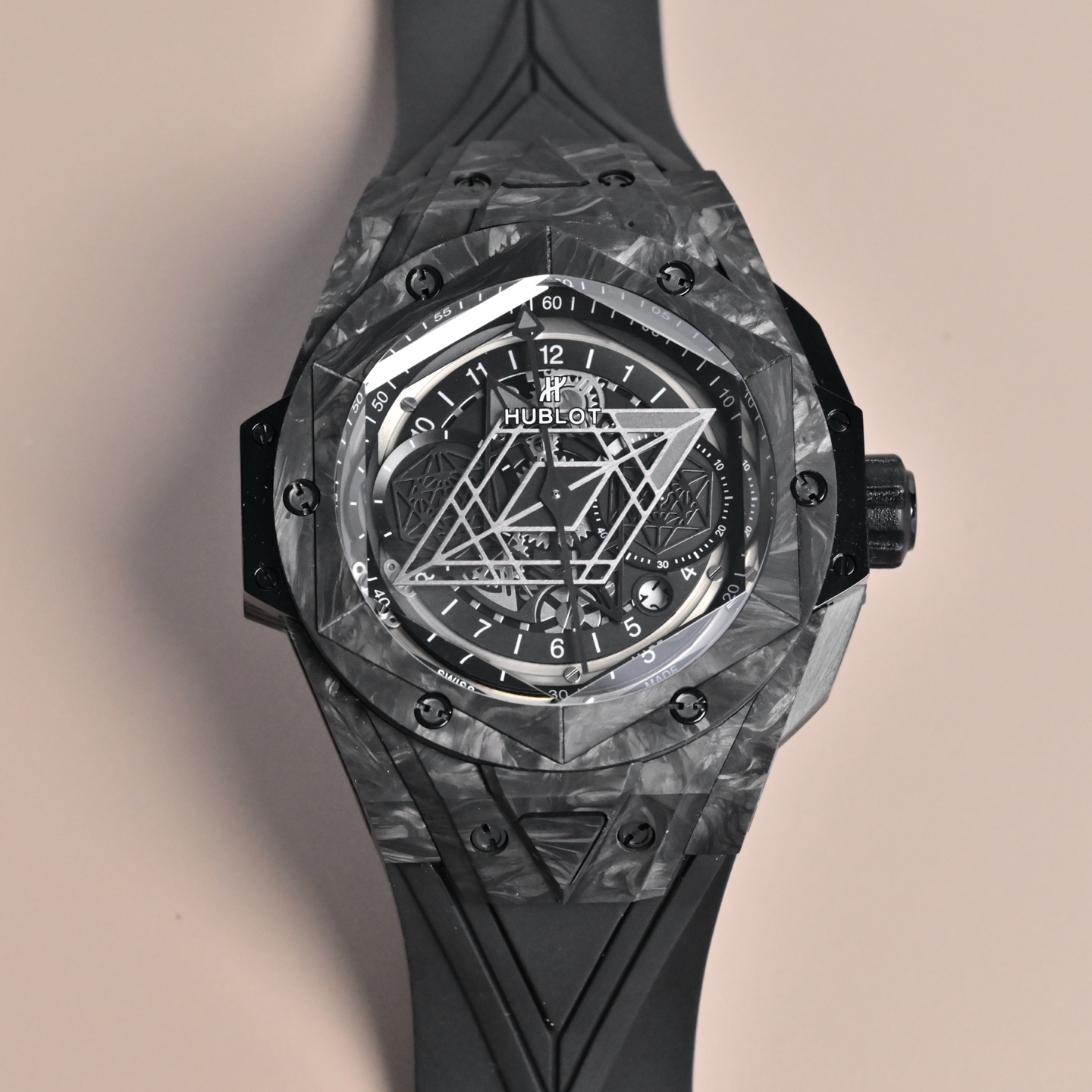 NO:641023,Hublot unifies Hublot's first black carbon fiber limited edition collection. 'Carbon' is the highlight of the new Big Bang Sang Bleu II tattoo watch. It continues the second-generation tattoo hexagonal, diamond and other geometric pattern designs, but uses black carbon fiber to create a new limited edition tattoo. It interprets Hublot's slogan 'Everything is visible'. This material has never been used in domestic tattoo models. This is also a historic breakthrough, providing customers with more choices.  In particular, this material is easy to handle, making it easier to wear this large-sized watch; wear-resistant and durable is no longer a problem, and it will last forever. Another Tattoo ll watch cleverly conceived using geometric figures, which perfectly interprets the brand's ambitions and design concepts. The Tattoo ll watch uses finer line design to create a three-dimensional and vivid three-dimensional visual experience.  1 Full carbon fiber 45mm case diameter, unique material, showing a perfect fusion of matte texture and three-dimensional texture. The upper graphic elements run through the case and are integrated into the hexagonal bezel through cutting and engraving. 6 H-shaped titanium screws firmly fix the bezel. The lugs have a strong sense of design, with steep angles and tough lines. 2 The most eye-catching part of the dial is the diamond-shaped hour and minute hands and the two hexagonal dial hands. When the time turns, a different geometric pattern visual effect will appear.  3. Imported oxygen rubber strap, one piece of quick release, presenting a three-dimensional visual experience with geometric lines. 4. Easy-to-use folding buckle. Same as the original model. 5. It adopts 7750 fully automatic chronograph movement, titanium liner film, satin hollow hands, the watch mirror uses anti-reflective treatment multi-faceted sapphire glass that will never be scratched, and the imported fluorine rubber strap makes it more comfortable to wear!  !  !  ,19860909统一 宇舶首发黑色碳纤维 限量典藏款 《碳》为观止 全新Big Bang Sang Bleu II 刺青腕表 延续二代刺青六边形,菱形等几何图案设计,却使用了黑色碳纤维,打造出一个全新限量刺青.   诠释了宇舶的slogan的[无不可见之可见].这个材质从未应用在国内的刺青款上,这也是历史性的突破,为客户提供更丰富的选择. 尤其这个材质上手轻便,使佩戴这个大尺寸腕表也变得更( 轻松 )的事了;耐磨耐造也是不再话下,历久而弥新. 又款利用几何图形巧妙构思的刺青ll腕表,完美演绎了该品牌的雄心壮志和设计理念.刺青ll腕表运用了更为精细的线条设计,打造出立体生动的三维视觉体验.  1全『碳』纤维45mm表壳直径,独特的材质,呈现哑光质感与立体纹理的完美融合,上图形元素贯穿表壳,通过切割和雕刻融入到六边形表圈之中.6颗H型钛金螺钉牢固定表圈.表耳处带有很强的设计感,角度陡峭,线条硬朗. 2表盘最为抢眼的就是菱形的时分针和两个六边形的盘针,时间转时就会出现别样的几何图案视觉效果.  3进口氧橡胶表带,一件快拆,以几何线条呈现出三维视觉体验. 4简易使用折叠式表扣.原装同款 5采用7750全自动计时机芯,钛金属内胆底片,缎面镂空指针,表镜使用防反光处理多面蓝宝石玻璃永不刮花,进口氟橡胶表带使佩戴更加舒适！！！,,Watch