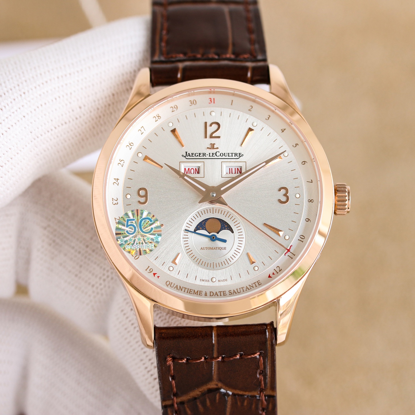 NO:641033,Platinum 5C Factory is driven by sincerity and shockingly launches a representative work of fine aesthetics - Jaeger-lecoultre Master Series - Q4148420, the highest version on the market with 6 o'clock real small seconds [Wonderful details] Watch size 40mmX12mm, thin and quality  1. The pot-lid-shaped dial is slightly curved when viewed from the side. Multiple modifications ensure that the charm is comparable to the original version, restoring the authentic watchmaking characteristics and showing its timeless charm in a slightly different way!  2. The two windows at 12 o'clock of the watch display the day of the week and the month respectively. The sub-dial of the watch at 6 o'clock has a small second hand that can read the moon phase display, and the edge position displays the calendar hand, restoring all functions. 3. There is no gap in the middle of the clasp. Viewed from the side, the arc will not break the opening. The curvature of the clasp is consistent with the original version and is more comfortable to the hand. It uses a 5C factory customized machine to modify the Jaeger-LeCoultre 866AA movement. It has stable running time and excellent quality. To ensure the perfect presentation of the charm, it has been repeatedly modified.  Behind the simplicity is the ultimate complexity [Simplicity and Ultimate] 5C ingenuity!  ,,jaeger-lecoultre19860909白 金 5C Factory 心诚所致,震撼推出精细美学代表之作——Jaeger-lecoultre积家大师系列——Q4148420市场最高版本6点位真小秒【精彩细节】腕表尺寸40mmX12mm 薄而有质 1锅盖形表盘从侧面看是有微微弧度的多次修改确保神韵与原版相媲美,还原正品制表特质,以稍作不同的方式展现其隽永魅力！ 2腕表十二点位置两个窗口分别显示星期和月份,腕表在6点钟位置的副表盘为小秒针可读取月相显示,边缘位置则显示日历针,还原所有功能. 3 表扣中间无缝隙从侧面看弧线是不会断开口的表扣的扣版弯度与原版一致更贴手 采用5C厂定制机改积家866AA机芯 走时稳定 品质优良 为确保神韵反复修改完美呈现 简约的背后是极致的复杂【简约而极致】5C匠心之作！,,jaeger-lecoultre,Watch