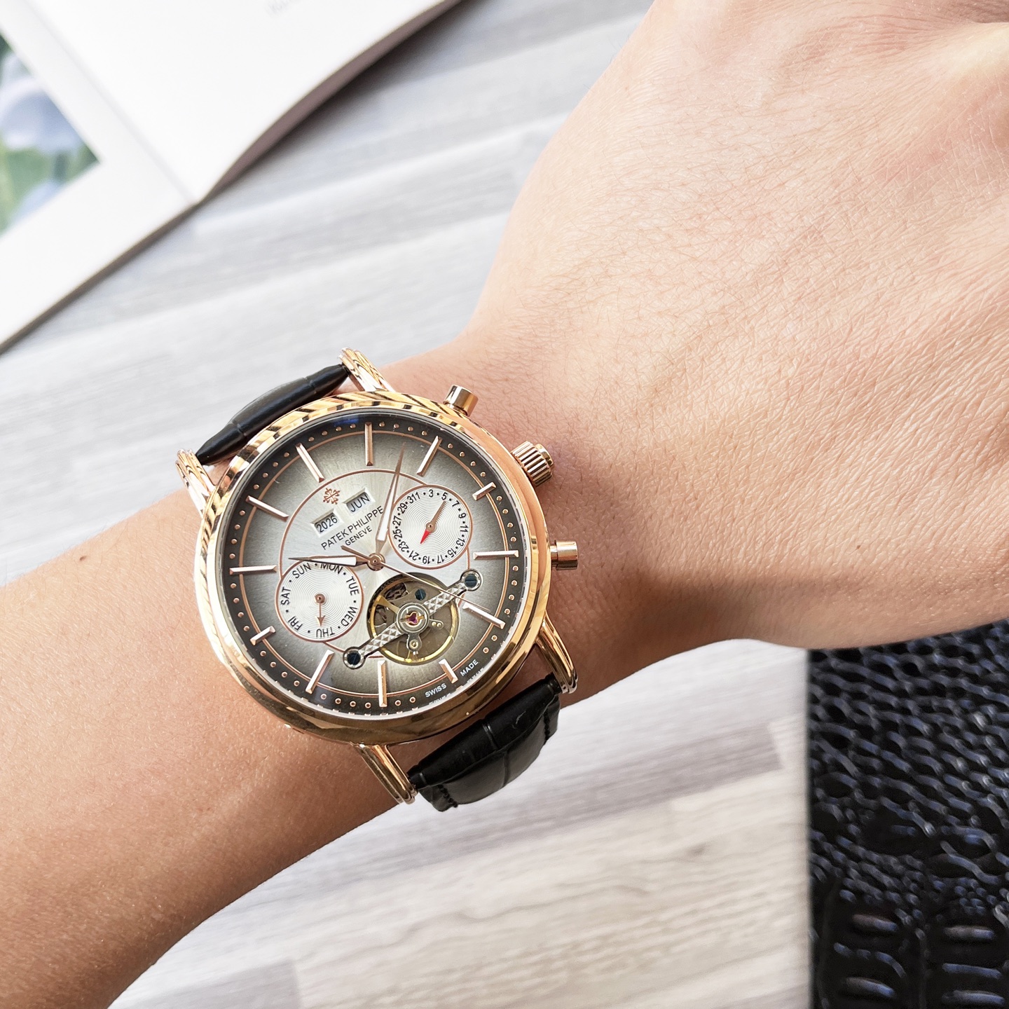 NO:641041,Unified, complex timepieces, luxurious and elegant, classic new products, shocking launch [latest] Patek Philippe multi-functional boutique, large flywheel design [type] boutique men's watch [strap] genuine cowhide strap [movement] high-end fully automatic mechanical movement [mirror] mineral-strengthened glass (higher definition) elegant taste vast atmosphere unique ingenuity wrist treasure size 42mm diameter 12.5mm thick hot sale on the market!  Welcome to reprint!  ,,patek philippe,cowhide19860909统一 复杂时计 奢华大气 经典新品 震撼上市【最新】百达翡丽 多功能精品 大飞轮设计【类型】精品男士腕表【表带】真牛皮表带【机芯】高端全自动机械机芯【镜面】矿物质强化玻璃（更高清） 品味高雅 浩瀚大气 匠心独运 腕间瑰宝 尺寸直径42mm厚12.5mm热卖上市！欢迎转载！,,patek philippe,cowhide,Watch