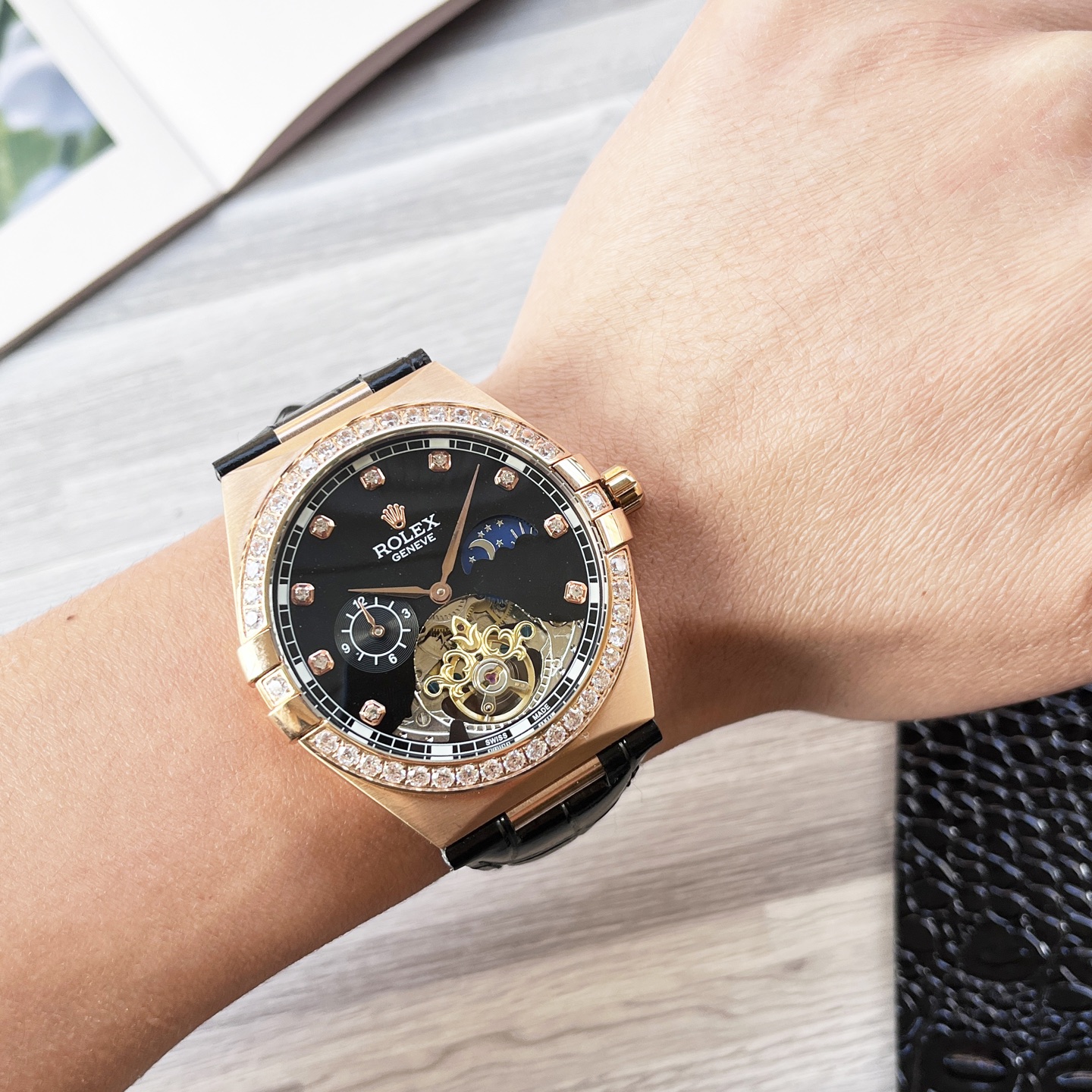 NO:641043,White gold Rolex fine men's watch, noble and elegant, gentlemanly style, excellent quality, best-selling all over the city. It adopts fully automatic mechanical movement, top-grade 316 stainless steel case, imported calfskin strap, mineral super mirror, diameter 42mm, rolex, cowhide19860909白 金劳力士 精品男士腕表 尊贵大气,绅士风范,卓越品质,热卖全城.采用全自动机械机芯,顶级316精钢表壳,进口小牛皮表带,矿物质超强镜面,直径42mm,,rolex,cowhide,Watch