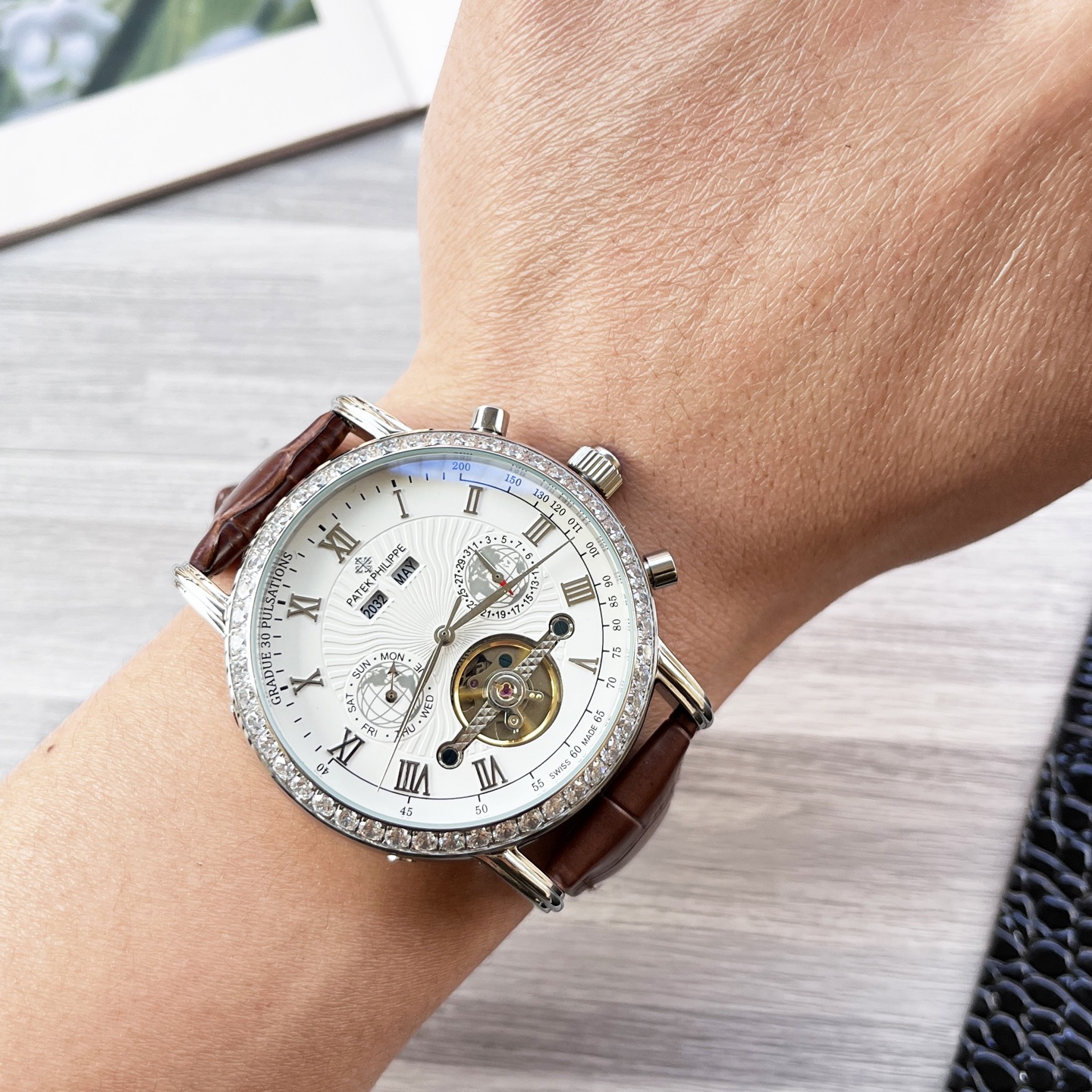 NO:641028,Unified, complex timepieces, luxurious and elegant, classic new products, shocking launch [latest] Patek Philippe multi-functional boutique, large flywheel design [type] boutique men's watch [strap] genuine cowhide strap [movement] high-end fully automatic mechanical movement [mirror] mineral-strengthened glass (higher definition) elegant taste vast atmosphere unique ingenuity wrist treasure size 42mm diameter 12.5mm thick hot sale on the market!  Welcome to reprint!  ,,patek philippe,cowhide19860909统一 复杂时计 奢华大气 经典新品 震撼上市【最新】百达翡丽 多功能精品 大飞轮设计【类型】精品男士腕表【表带】真牛皮表带【机芯】高端全自动机械机芯【镜面】矿物质强化玻璃（更高清） 品味高雅 浩瀚大气 匠心独运 腕间瑰宝 尺寸直径42mm厚12.5mm热卖上市！欢迎转载！,,patek philippe,cowhide,Watch