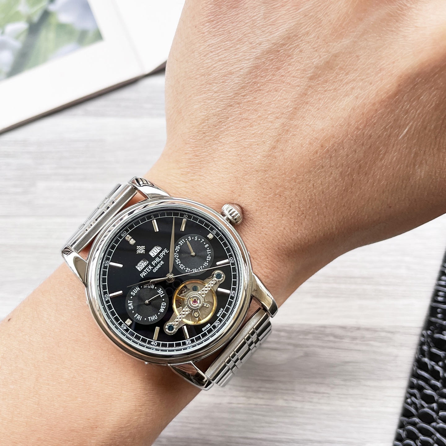 NO:641032,Platinum Steel 20 Men's favorite multi-function watch [Latest] Patek Philippe's best design exclusive launch [Type] Fine men's watch [Strap] 316 stainless steel/genuine leather strap [Movement] High-end fully automatic mechanical movement [Mirror] Mineral strengthened glass (higher definition) Elegant taste Vast atmosphere Ingenuity A treasure for the wrist Size 41mm diameter 12mm thick Hot sale on the market!  Welcome to reprint!  ,,patek philippe,cowhide19860909白 金 钢20 男人挚爱多功能腕表【最新】百达翡丽最佳设计独家首发【类型】精品男士腕表【表带】316精钢/真牛皮表带【机芯】高端全自动机械机芯【镜面】矿物质强化玻璃（更高清） 品味高雅 浩瀚大气 匠心独运 腕间瑰宝 尺寸直径41mm厚12mm热卖上市！欢迎转载！,,patek philippe,cowhide,Watch