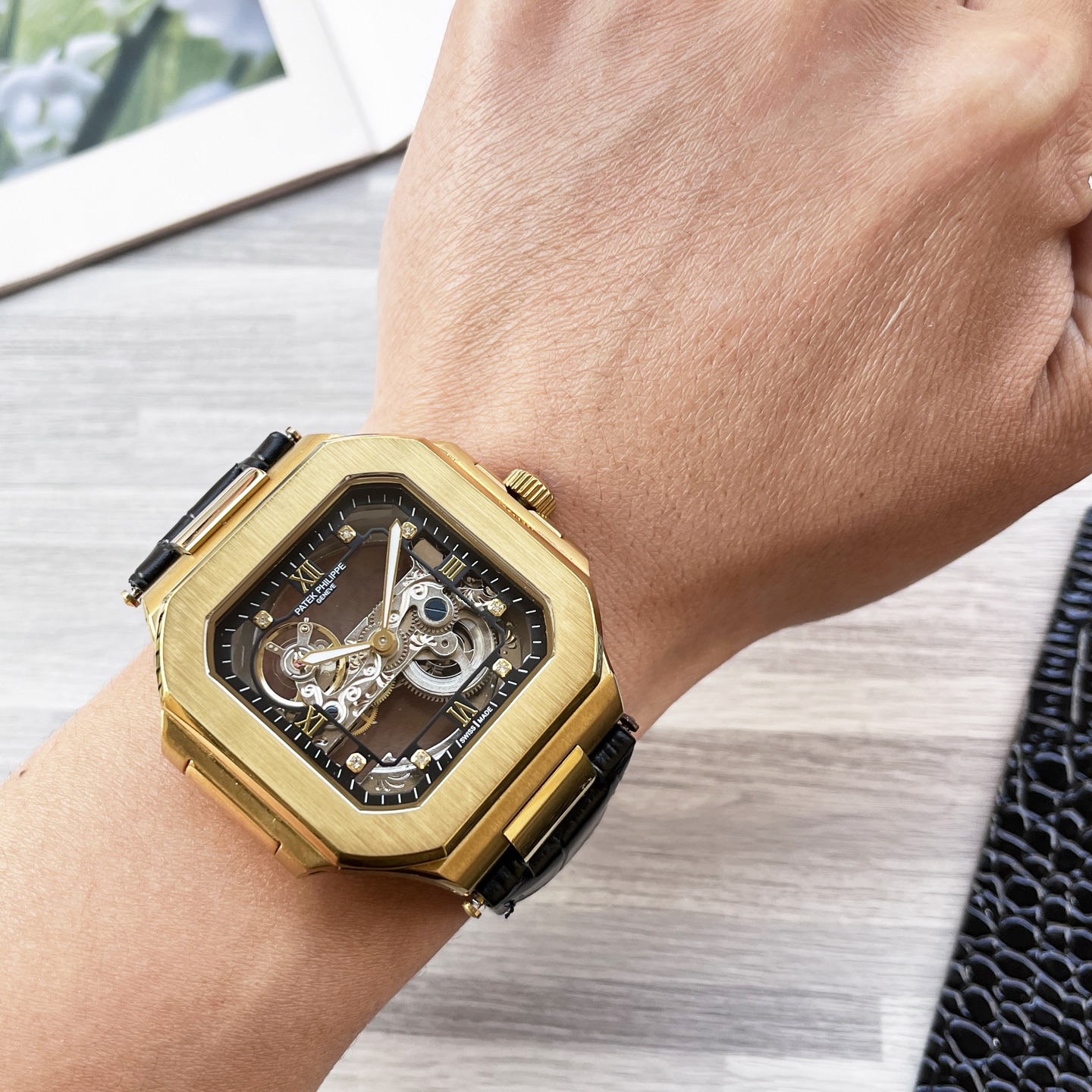 NO:641034,Unified octagonal shell series, exquisite and versatile [latest] Patek Philippe latest design large flywheel boutique [type] boutique men's watch [strap] genuine cowhide strap [movement] high-end fully automatic mechanical movement [mirror] mineral-strengthened glass (higher definition) elegant taste vast atmosphere unique ingenuity wrist treasure size diameter 42mm diameter 12mm hot sale on the market!  Welcome to reprint!  ,,patek philippe,cowhide19860909统一 八角壳系列 精致百搭【最新】百达翡丽 最新设计大飞轮精品【类型】精品男士腕表【表带】真牛皮表带【机芯】高端全自动机械机芯【镜面】矿物质强化玻璃（更高清） 品味高雅 浩瀚大气 匠心独运 腕间瑰宝 尺寸直径42mm厚12mm热卖上市！欢迎转载！,,patek philippe,cowhide,Watch