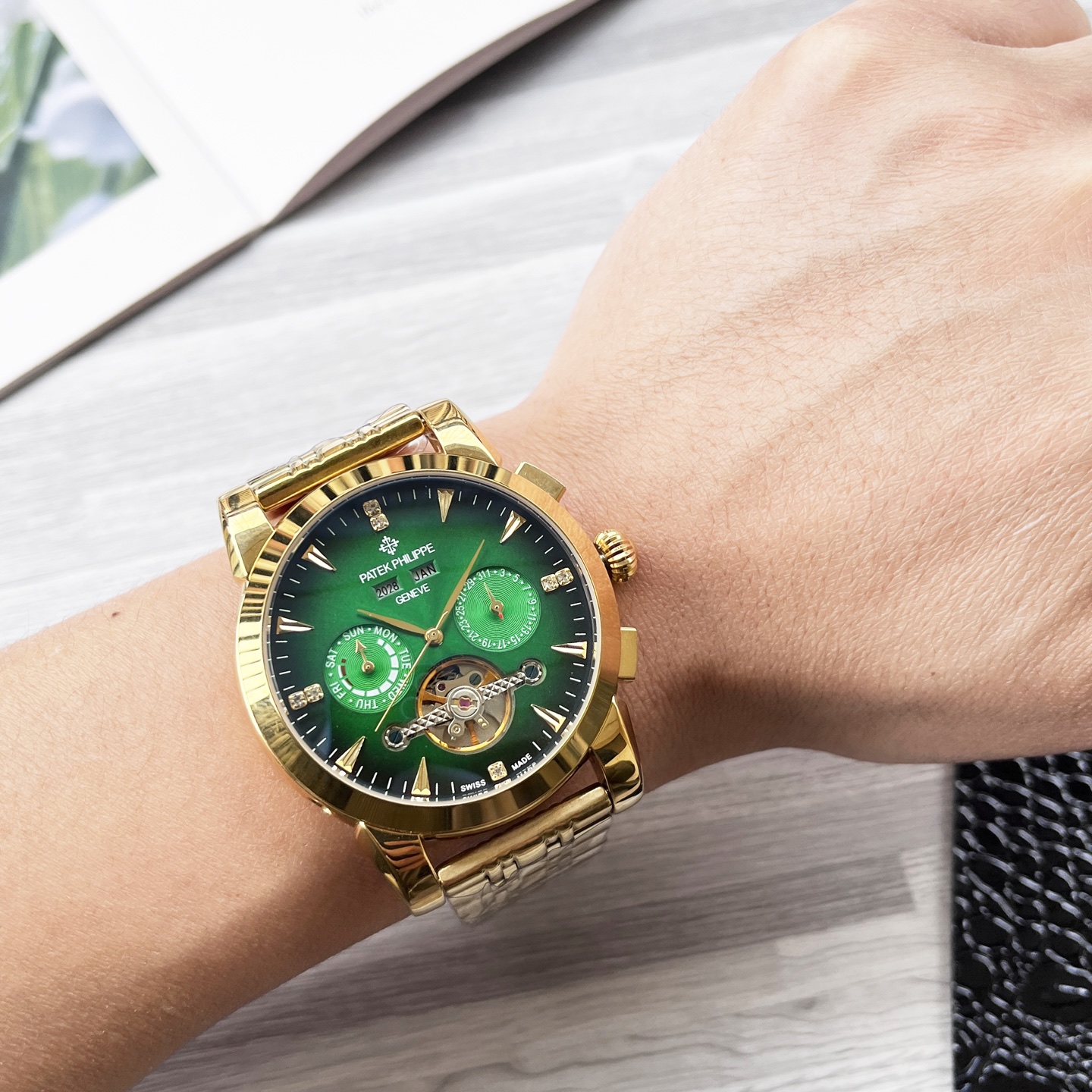 NO:641036,Unified, complex timepieces, luxurious and elegant, classic new products, shocking launch [latest] Patek Philippe multi-functional boutique, large flywheel design [type] boutique men's watch [strap] genuine cowhide strap [movement] high-end fully automatic mechanical movement [mirror] mineral-strengthened glass (higher definition) elegant taste vast atmosphere unique ingenuity wrist treasure size 42mm diameter 12.5mm thick hot sale on the market!  Welcome to reprint!  ,,patek philippe,cowhide19860909统一 复杂时计 奢华大气 经典新品 震撼上市【最新】百达翡丽 多功能精品 大飞轮设计【类型】精品男士腕表【表带】真牛皮表带【机芯】高端全自动机械机芯【镜面】矿物质强化玻璃（更高清） 品味高雅 浩瀚大气 匠心独运 腕间瑰宝 尺寸直径42mm厚12.5mm热卖上市！欢迎转载！,,patek philippe,cowhide,Watch