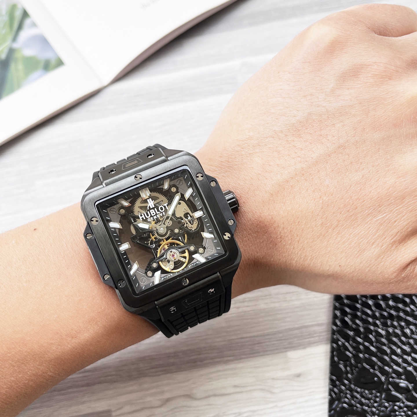 NO:641038,Platinum, carbon fiber body, avant-garde personality, ingenious craftsmanship, BIG BANG is to be different, kingly style [latest] Hublot (Hengbao) [series] BIG BANG series [strap] Malaysian fragrant rubber strap [movement] high-end mechanical movement [mirror] sapphire glass (higher definition) elegant taste, vast atmosphere, ingenuity, wrist treasure, size diameter 46mm, thickness 12mm, hot sale!  Welcome to reprint!  ,19860909白金 碳纤维机身 前卫个性 匠心工艺 BIG BANG 就是要与众不同 王者风范【最新】宇舶（恒宝）【系列】BIG BANG 系列【表带】马来西亚香胶表带【机芯】高端机械机芯【镜面】蓝宝石玻璃（更高清） 品味高雅 浩瀚大气 匠心独运 腕间瑰宝 尺寸直径46mm厚12mm热卖上市！欢迎转载！,,Watch