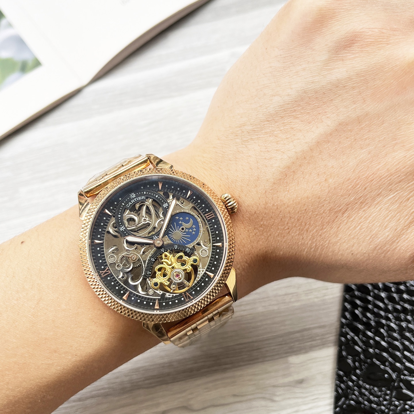 NO:662790,Unified, complex timepieces, luxurious and elegant, classic new products, shocking launch [Latest] Cartier hollow design [Type] Fine men's watch [Strap] Genuine leather strap [Movement] High-end fully automatic mechanical movement [Mirror] Mineral strengthened glass (higher definition) Elegant taste Vast and atmospheric Ingenuity Wrist treasure Size 42mm diameter 12.5mm thick Hot sale on the market!  Welcome to reprint!  ,,cartier,cowhide19860909统一 复杂时计 奢华大气 经典新品 震撼上市【最新】卡地亚 镂空设计【类型】精品男士腕表【表带】真牛皮表带【机芯】高端全自动机械机芯【镜面】矿物质强化玻璃（更高清） 品味高雅 浩瀚大气 匠心独运 腕间瑰宝 尺寸直径42mm厚12.5mm热卖上市！欢迎转载！,,cartier,cowhide,Watch