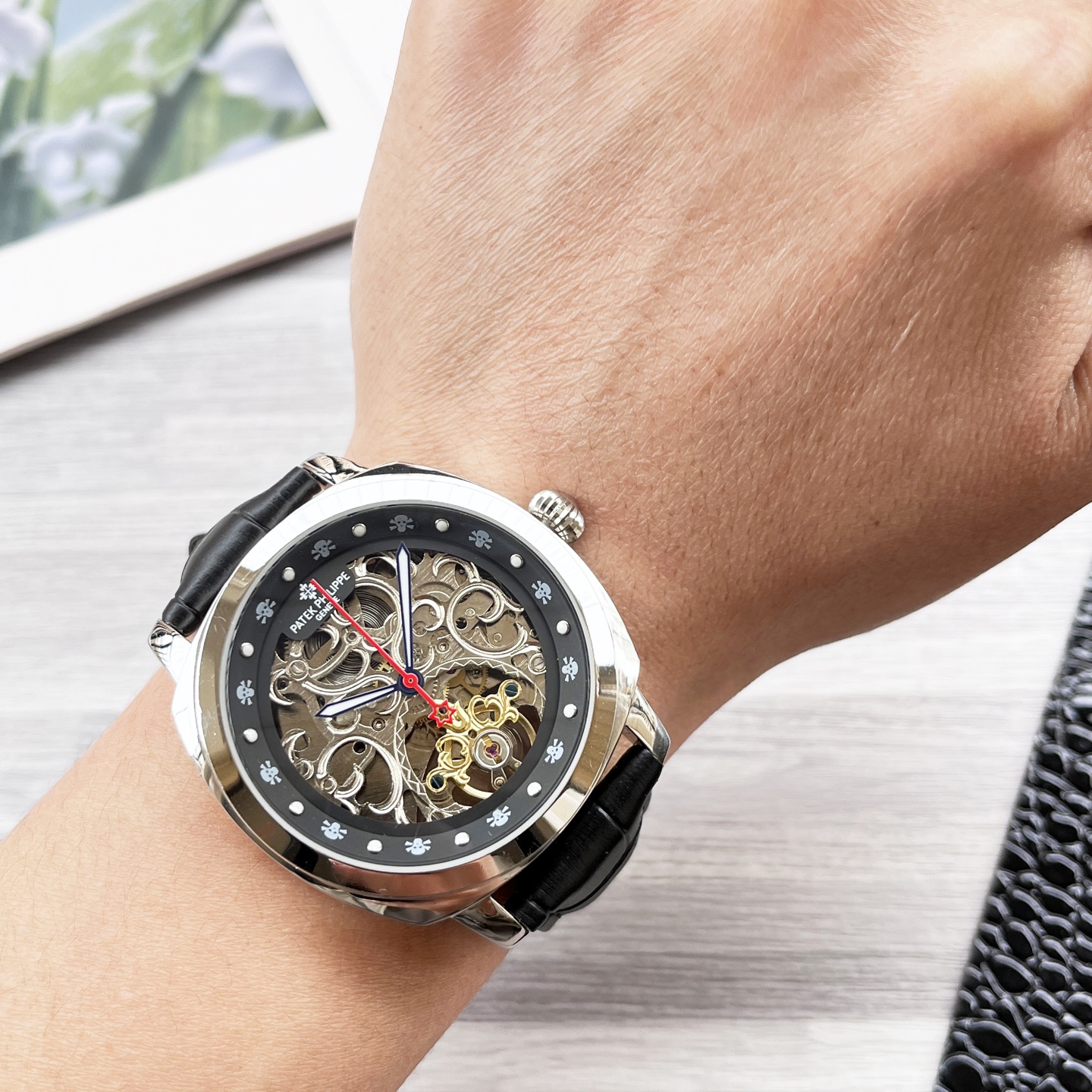 NO:662781,Unified octagonal case series, exquisite and versatile [latest] Patek Philippe's latest design large flywheel boutique [type] boutique men's watch [strap] genuine cowhide strap [movement] high-end fully automatic mechanical movement [mirror] mineral-strengthened glass (higher definition) elegant taste vast and majestic ingenuity treasure for the wrist size 42mm diameter 12mm thick hot sale on the market!  Welcome to reprint!  ,,patek philippe,cowhide19860909统一 八角壳系列 精致百搭【最新】百达翡丽最新设计大飞轮精品【类型】精品男士腕表【表带】真牛皮表带【机芯】高端全自动机械机芯【镜面】矿物质强化玻璃（更高清） 品味高雅 浩瀚大气 匠心独运 腕间瑰宝 尺寸直径42mm厚12mm热卖上市！欢迎转载！,,patek philippe,cowhide,Watch