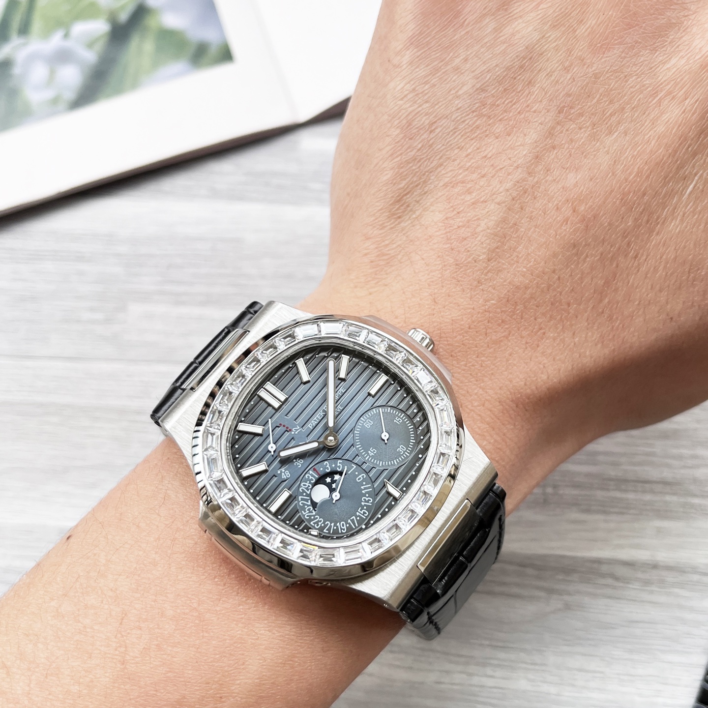 NO:662787,White gold, 50 diamonds, Patek Philippe Nautilus 5712/1A-001 multi-function watch, integrating classic aesthetics, ultra-thin movement and gathering the best of the past! 三段式表盘设计,左上角动能储存显示,左下角日历和月相窗口,右下角精准秒针【表壳】腕表尺寸40毫米,同正品一致的枕型表壳采用正面拉丝,侧面抛光的两种工艺组合,层次感分明,质感十足.尽显精湛工艺.【表带】采用原装表带一比一量身打造,每节表带的中央抛光部位,都能呈现钻石的形状,尽显高级质感.  Date, true kinetic energy, true moon phase function.,, patek philippe19860909白 金 钻50 百达翡丽鹦鹉螺5712/1A-001多功能腕表,融合经典美学,超薄机芯 荟萃以往精华！三段式表盘设计,左上角动能储存显示,左下角日历和月相窗口,右下角精准秒针【表壳】腕表尺寸40毫米,同正品一致的枕型表壳采用正面拉丝,侧面抛光的两种工艺组合,层次感分明,质感十足.尽显精湛工艺.【表带】采用原装表带一比一量身打造,每节表带的中央抛光部位,都能呈现钻石的形状,尽显高级质感. 日期,真动能,真月相功能.,,patek philippe,Watch