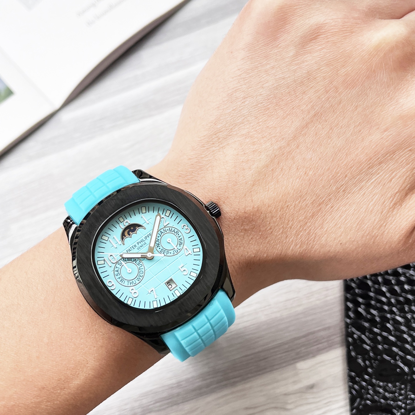 NO:662789,Platinum Grenade King Patek Philippe 5261R-001 The latest smiley face grenade Unisex grenade series Patek Philippe Aquanaut series launches the first newly added convenient and practical complex function watch 5261R, once again blooming the charm of casual elegance!  The annual calendar watch uses a 39.9 mm diameter case. This watch is particularly different from other Patek Philippe timepieces that are also equipped with an annual calendar display. The date and moon phase windows are located at 6 o'clock and 12 o'clock respectively, and there are auxiliary dials for the day and month at 3 o'clock and 9 o'clock.  The case and bezel adopt the iconic arc-shaped octagonal shape, combined with contrasting polishing and satin treatments. The gray-blue dial and strap are decorated with Aquanaut embossed patterns, and the Arabic numerals and baton-style hands are covered with white fluorescent coatings for easy reading. The gray-blue tape is not only extremely comfortable to wear, but also has high wear resistance. It is also embellished with the Aquanaut pattern, which complements the dial decoration. It is equipped with a folding clasp, adding a 'casual elegance' style, patek  philippe19860909白 金 手雷王 百达翡丽 5261R-001最新款笑脸手雷男女通用手雷系列 百达翡丽 Aquanaut系列 推出首款新增便捷实用的复杂功能腕表5261R,再度绽放休闲优雅魅力！ 年历腕表采用39.9毫米直径表壳 此款腕表比同样配备年历显示的其他百达翡丽时计格外与众不同.日期和月相视窗分别位于6时和12时位置,3时和9时位置则设有星期和月份辅助表盘. 表壳及表圈采用标志性的圆弧八角形造型,结合对比鲜明的抛光与缎纹处理.灰蓝色表盘及表带饰有Aquanaut浮雕图案,阿拉伯字块及巴顿式指针,均覆以白色荧光涂层,读时一目了然. 搭配灰蓝色胶带不仅佩戴分外舒适,而且耐磨性较高,同时缀饰Aquanaut图案,与表盘装饰相映成趣,配备折叠式表扣,更添“休闲优雅”风范,,patek philippe,Watch