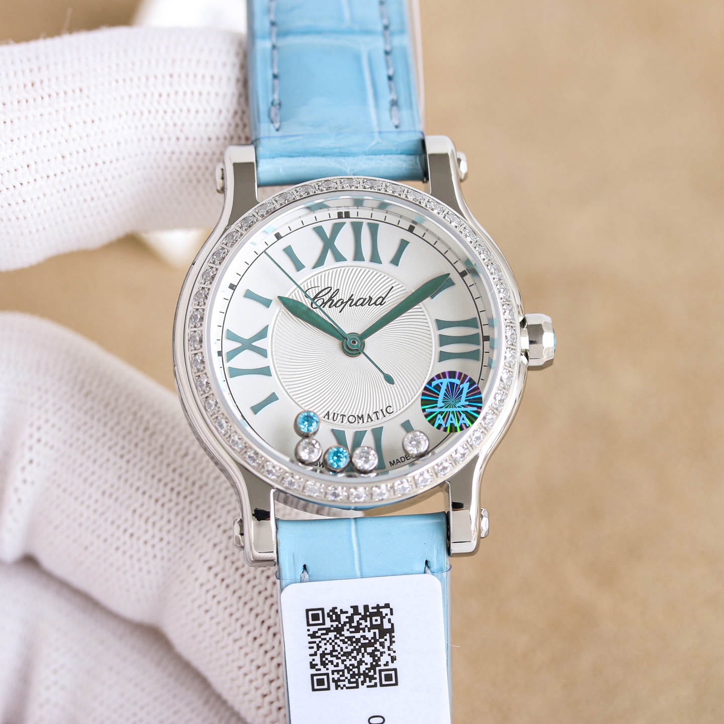 NO:662808,: 2892: The new color ‘Chopard HAPPY SPORT series aquamarine happy diamonds is so beautiful that it makes my heart beat. The 5 smart gems on the dial, 3 diamonds and 2 aquamarines, rotate freely as the wrist swings. When the light shines, the light blue aquamarine is clear and shining, as if it hides the sparkling waves of the entire ocean. Every rotation is like performing a dreamy dance on the wrist, full of happiness factors!  The 33mm diameter case is equipped with a 2892 automatic mechanical movement, which is perfect for people with slender wrists like me. Wearing it seems to be integrated with the wrist. The silver guilloché pattern small disc is matched with oversized three-dimensional Roman numeral time scales, which makes the reading super clear and adds a sense of playfulness and layering. The aquamarine on the crown echoes the dial, giving it a full sense of sophistication!  The sky blue crocodile leather strap is soft and fits the wrist, with perfect comfort. And the strap is super easy to remove. I can easily change it to other straps I like at home, easily adapting to different styles of outfits. Pair it with a simple white shirt for daily commuting, showing elegance and sophistication; put it on at a party and put it on a little black dress, and it can instantly become the focus of the audience. This watch not only looks good, but also has a story. Its design is inspired by the water droplets in a waterfall.  It symbolizes freedom, agility and the joy of enjoying life. Isn’t this the attitude towards life we have been pursuing!  Every time I wear it, my mood will get better unconsciously.,,chopard,skirts,shirts,crocodile skin19860909: 2892: 新色‘萧邦HAPPY SPORT系列海蓝宝快乐钻,真的美到我心巴上了 表盘上那5颗灵动的宝石,其中3颗钻石和2颗海蓝宝,随着手腕的晃动自由旋转.光线洒下时,淡蓝色的海蓝宝清透又闪耀,仿佛藏着整个海洋的波光粼粼.每一次转动,都像是在腕间演绎一场梦幻的舞蹈,快乐因子满溢！ 直径33mm的表壳搭载2892自动机械机芯,对我这种手腕纤细的人来说堪称完美,戴上它仿佛和手腕融为一体.银色玑镂饰纹小圆盘搭配超大立体罗马数字时标,读时超清晰,还增添了俏皮感和层次感.表冠上那颗海蓝宝石,和表盘遥相呼应,精致感拉满！ 天蓝色鳄鱼皮表带,柔软又贴合手腕,舒适度满分.而且表带拆卸超简单,我自己在家就能轻松换成其他喜欢的表带,轻松适配不同风格的穿搭.日常通勤搭配简约白衬衫,尽显优雅干练；参加聚会换上小黑裙,又能瞬间成为全场焦点. 这只表不仅颜值高,还有故事. 它的设计灵感源于瀑布水珠 象征着自由、灵动和享受生活的乐趣,这不就是我们一直追求的生活态度嘛！ 每次戴上它,心情都会不自觉变好.,,chopard,skirts,shirts,crocodile skin,Watch