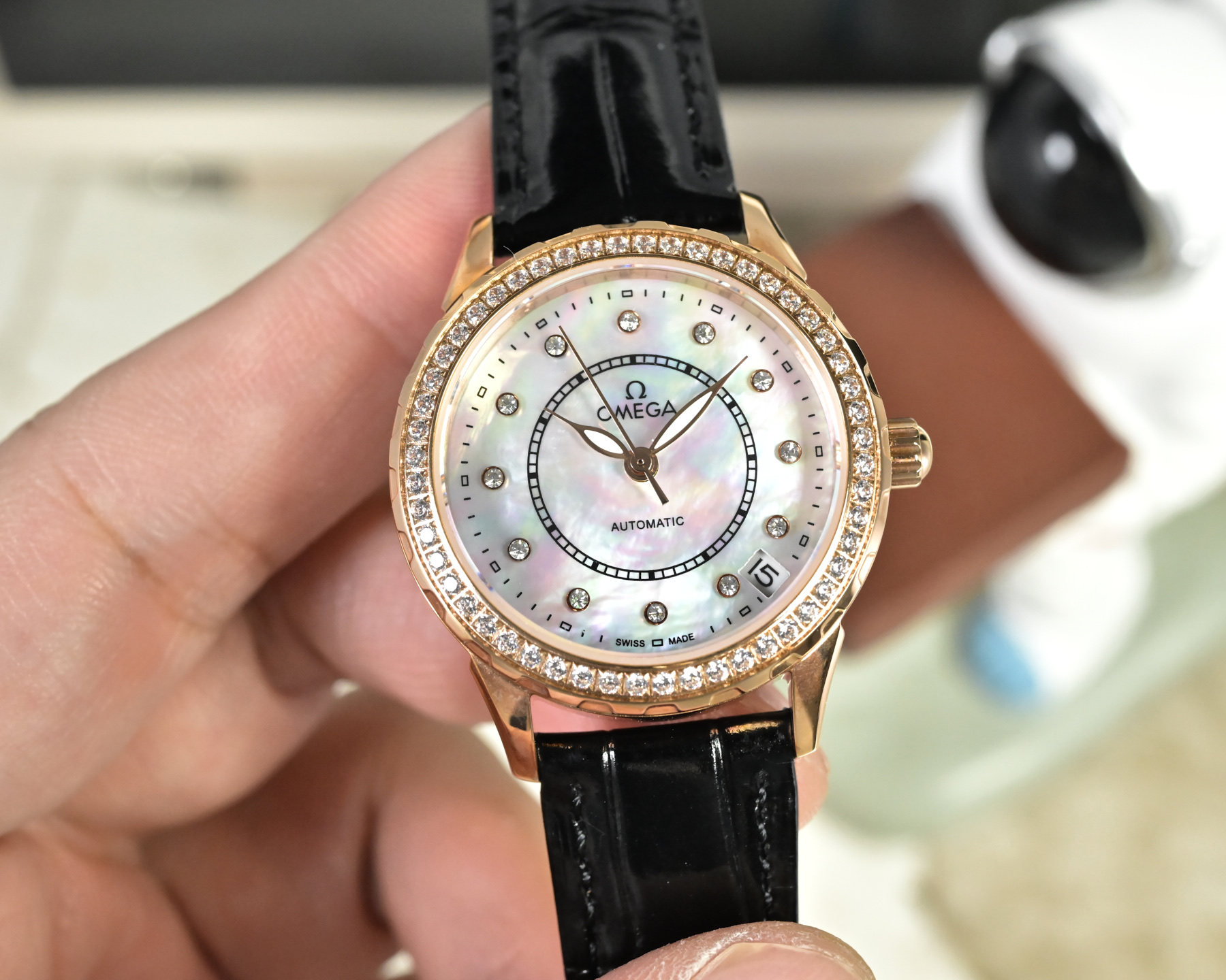 NO:662798,Platinum 50 Ceramic Band New Product Recommendation Omega New Product Recommendation The entire shell is made of high-quality stainless steel, inlaid with Swarovski crystal diamonds, and vacuum electroplated to prevent fading. It is equipped with an original imported movement, calfskin imported from Italy, with super waterproof performance and can be worn directly for swimming. The diameter is 33mm. Please look for exclusive quality, swarovski, omega, cowhide19860909白金50陶瓷带 新品首推 欧米茄新品推荐 整壳采用高质精钢打造,镶嵌施华洛世奇水晶钻,真空电镀不褪色. 搭载原装进口机芯,意大利进口小牛皮,防水性能超强,可直接佩带游泳, 直径33mm. 请认准独家品质,,swarovski,omega,cowhide,Watch