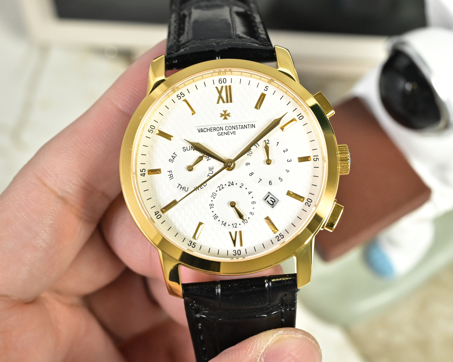 NO:662801,Add 50 each for white leather/gold diamonds. Popular classic best-seller. Produced by TK. Aspire to the top of art. Vacheron Constantin (actual photo). Vacheron Constantin, a noble work of art!  Equipped with imported multi-function movement (0 repair) function (24 hours, week, month) imported 316 stainless steel!  Paired with Italian imported calfskin!  Original butterfly buckle!  Size 42mm. Wear-resistant and scratch-resistant sapphire glass!  Super waterproof to 50 meters!  Simple but not simple!  You can easily own time, but you cannot easily own Vacheron Constantin. (Serious promise: The physical product has a better luster and exquisite feel. The scale of the dial is lifelike. The craftsmanship of the shell and cover are all master-level light body tests. In addition, the high-tech forging of new era machines is shocking and noble. Vacheron, cowhide19860909皮白/金钻各加50 爆款经典热卖座 TK出品 问鼎艺术之巅 江诗丹顿（实拍图）vacheron Constantin 贵族的艺术品！搭配进口多功能机芯（0返修）功能（24小时,星期,月份）进口316精钢！搭配意大利进口小牛皮！原装蝴蝶扣！尺寸42mm.耐磨防刮蓝宝石玻璃！超强防水50米！简约而不简单！你可以轻易拥有时间,但你不能轻易拥有江诗丹顿. ( 慎重承诺 产品实物光泽手感更佳精湛 字盘刻度栩栩如生 壳套工艺都是宗师级别轻身检验 加上新时代机器高技锻造 上手震撼尊贵非凡,,vacheron,cowhide,Watch