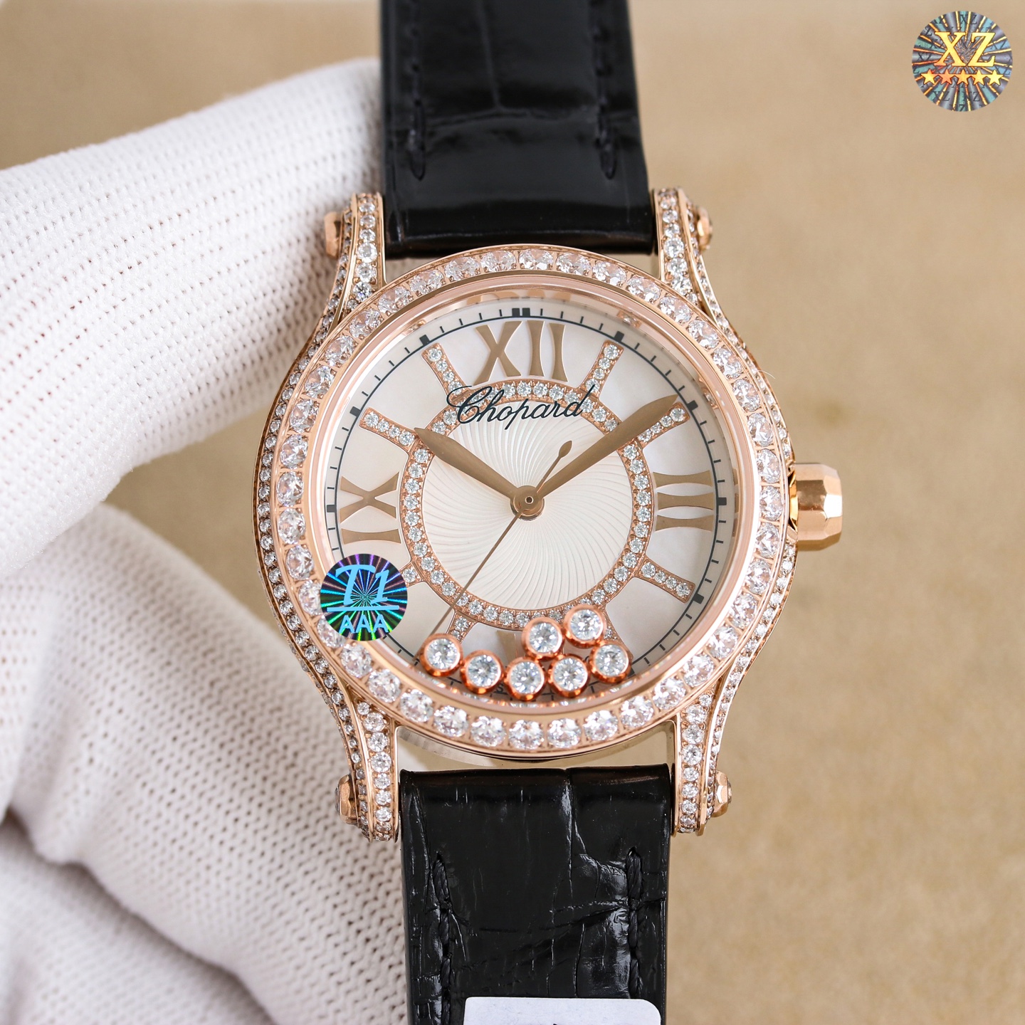 NO:662818,Platinum The first full-diamond limited edition of Chopard's Happy Sport series. 'Gold and diamonds' means progress and profit. 1. The case is made of 316L stainless steel. Both sides of the case are inlaid with round brilliant-cut diamonds. Each one is sparkling and the color is white and translucent!  2 The dial is equipped with 7 happy diamonds and uses Swarovski crystals, each one is full of sparkle!  The base of each bead is carefully carved to achieve the consistent rotational movement effect of genuine diamond beads. 3. Equipped with a unique carved texture mother-of-pearl lettering, the halo radiated is the same as the original one!  4. The movement is equipped with 2892 mechanical automatic movement, which has accurate travel time!  5. Paired with American crocodile leather strap, case diameter 36 mm. It is a masterpiece. Time always surprises you. You definitely deserve it!  Welcome for your tasting!  ,,swarovski,chopard,crocodile skin19860909白 金 全网首发萧邦Happy Sport系列满钻限量款,“有金有钻”寓意有进有赚 1壳套采用316L精钢制成,表壳两侧均镶嵌圆形明亮式切割钻石,颗颗火彩熠熠,色泽白净透亮！ 2表盘搭配7颗快乐钻,采用施华洛世奇水晶,颗颗饱满闪烁！每一个颗的底座都是精雕细琢,以求实现正品钻珠那一致的旋转运动的效果 3搭载与众不同的雕刻纹理珍珠贝母字面,放射出来的光晕与正品无二！ 4机芯方面搭载2892机械自动机芯机,走时精准！ 5搭配美洲鳄鱼皮表带,表壳直径36毫米 精品之作 时间总让人惊喜不断 您绝对值得拥有！欢迎您的品鉴！,,swarovski,chopard,crocodile skin,Watch