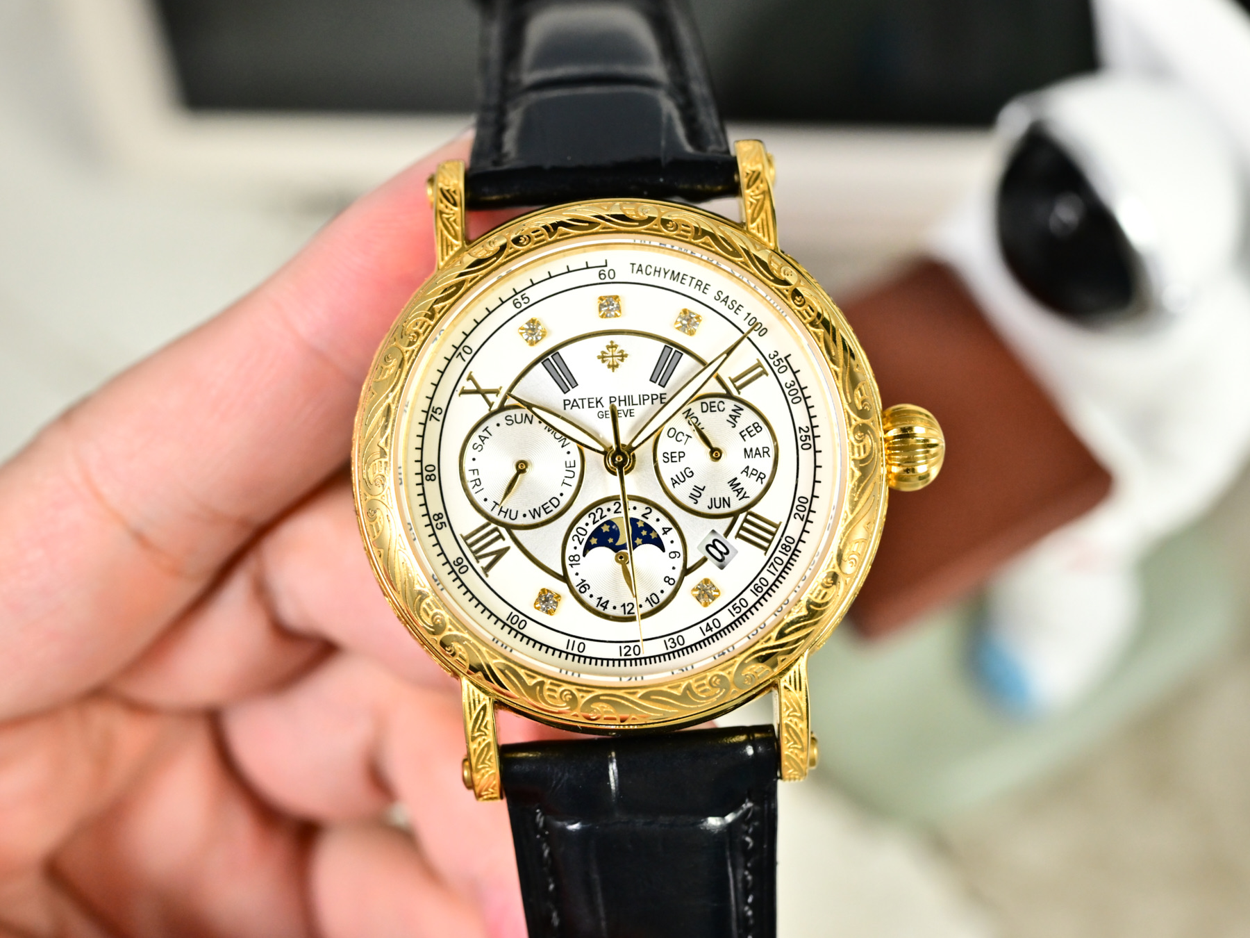 NO:676366,Platinum, 50 diamonds, the Patek Philippe Engraved Watch is a beautiful medal on the wrist. In the dazzling galaxy of watchmaking, the Patek Philippe Engraved Watch is like the most dazzling star.  On the dial, the delicate and exquisite carvings are like flowers blooming in time. Every petal and every vein is carefully carved by the watchmaker with uncanny skills. The carvings seem to give life to the watch, showing a dynamic beauty in the interplay of light and shadow. When the light falls gently, the carvings are like agile elves dancing on the dial, performing a silent dance of luxury.  1. Equipped with imported multi-functional movement [non-market ordinary domestic movement] (zero repair) function (24 hours, week/star/month), this watch has a power reserve of 38-48 h19860909白金 钻50 百达翡丽雕花腕表腕间的绝美华章 在制表的璀璨星河里,百达翡丽雕花腕表宛如一颗最为耀眼的星辰. 表盘之上,细腻而精致的雕花宛如盛开在时光中的繁花.每一片花瓣、每一道脉络,皆由制表师以鬼斧神工般的技艺精心雕琢.那雕花仿若赋予了腕表生命,在光影交错间,展现出动态的美感.当光线轻轻洒落,雕花之处便似灵动的精灵在表盘上舞动,演绎着一场无声的奢华之舞. 1搭配进口多功能机芯【非市场普通国产机芯】（零返修）功能（24小时,星期/星辰/月份）此腕表拥有38-48小时动力储备. 2进口316L精钢,采用18k品质炉内真空电镀！ 3搭配独家定制方形鳞纹牛皮表带 4耐磨防刮蓝宝石玻璃镜面！ 530米生活防水等级. 百达翡丽（Patek Philippe） 简约而不简单！实物拍摄品质如一！,,patek philippe,cowhide,Watch