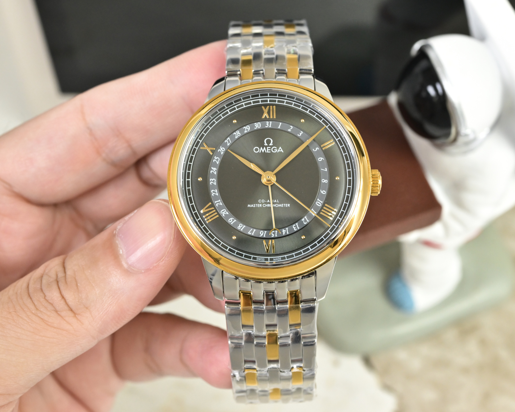 NO:676370,platinum  The new four-pin Omega De Ville series 434.23.42.22.02.001 has an elegant design style and is deeply loved by watch lovers. The diameter of the watch is 42 mm and the size is moderate. The case is made of fine steel and has been carefully processed.  The grinding and polishing treatment, gloss and texture make people fall in love with it. The dial design is simple yet exquisite. The classic silver dial with delicate scales and hands makes people feel its extraordinary texture at a glance. The dial provides  The calendar function is located in the inner circle of the dial in the form of a calendar ring, and the fourth 'crescent pointer' is used to indicate the date. It can be easily handled whether it is worn daily or attended to formal occasions. It is equipped with an automatic mechanical movement inside, which can provide 60 hours of power reserve when fully wound. It uses coaxial escapement technology, which effectively reduces the wear and energy consumption of the movement, thereby extending the service life of the movement. It ensures its accurate timekeeping performance in various environments.,,omega19860909白金 新款四针欧米茄.碟飞系列434.23.42.22.02.001、高雅的设计风格,深受表友们喜爱.42毫米的表径,大小适中,表壳采用精钢材质,经过精细的打磨和抛光处理,光泽度和质感,让人爱不释手,表盘设计简约而不失精致,经典的银色表盘搭配细腻的刻度与指针,让人一眼就能感受到其不凡的质感.表盘上提供日历功能,以日历圈的形式位于表盘内圈,第四根“新月形指针”用来指示日期.无论是日常佩戴还是出席正式场合,都能轻松应对.内部搭载自动机械机芯,上满链可以提供60小时的动储,采用了同轴擒纵技术,有效减少了机芯的磨损和能量消耗,从而延长了机芯的使用寿命.确保了其在各种环境下的精准走时性能.,,omega,Watch