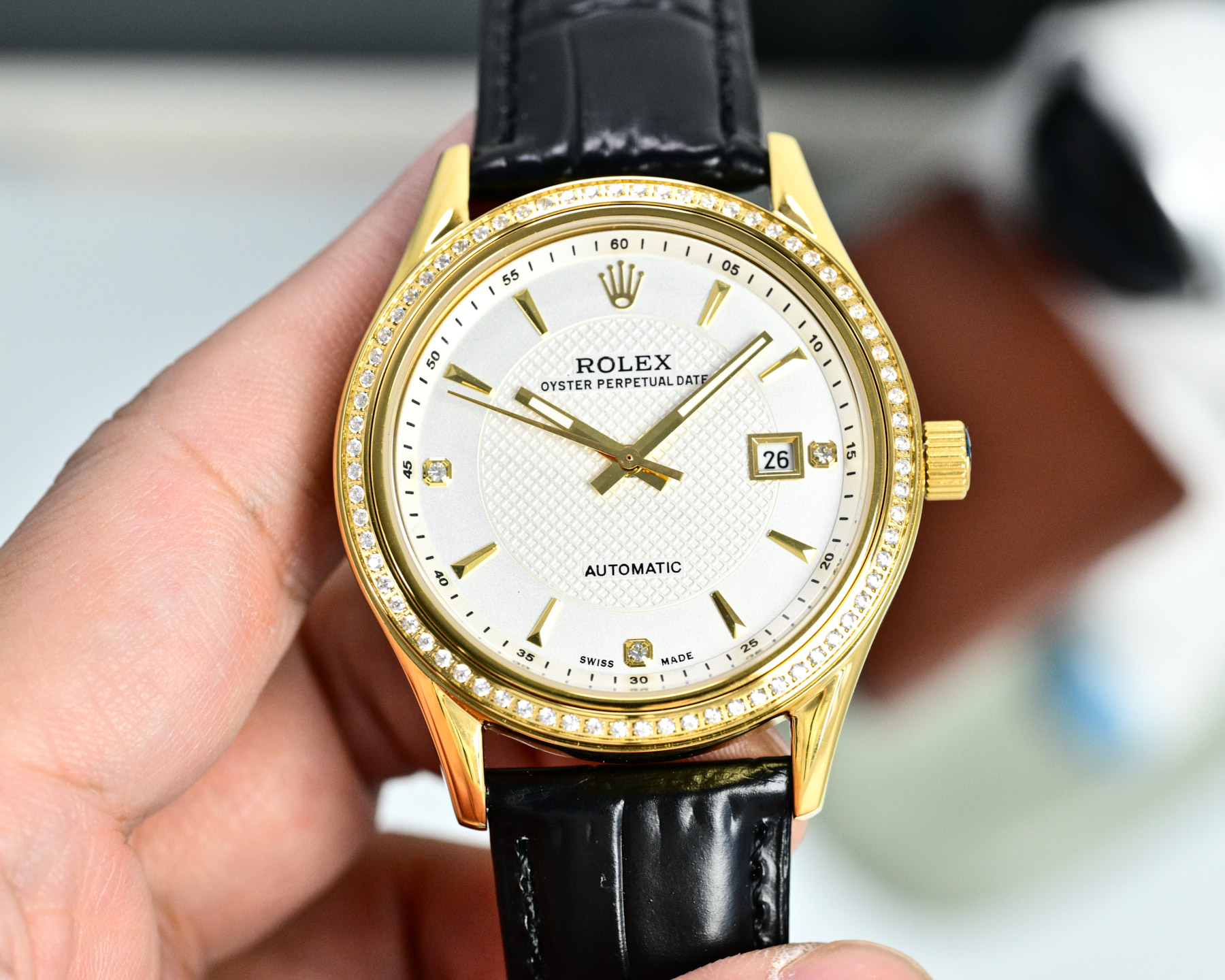 NO:689074,Gold and white at the same price, diamond steel band, 2025 new special promotion [Rolex] This watch carries many classic elements of Rolex. This series of watches has been the most iconic and recognizable watch of Rolex since its birth, highlighting the brand image, the facade of the family, and reflecting personality, taste, charm, and strength!  [Movement] Equipped with a brand new imported Japanese movement, which has strong stability!  [Table diameter] 40MM in diameter; [Material] 316 steel!  [Mirror] Sapphire glass!  [Strap] Original calfskin pin buckle, more delicate and comfortable overall!  Ingenious masterpiece, welcome your tasting!  Factory quality, rolex, cowhide19860909金白同价 钻钢带 2025 新款特推【劳-力-士】 这款腕表承载了劳力士很多的经典元素这个系列腕表腕表自诞生之日,就一直是劳力士最具标志性和辨识度的表款,彰显品牌形象,家族的门面,体现出个性、品味、魅力、实力！【机芯】搭载全新进口日本机芯,稳定性强！【表径】直径40MM；【材质】316钢材质！【镜面】蓝宝石玻璃！【表带】原装小牛皮针扣 整体更细腻舒适！ 匠心力作 欢迎您的品鉴！大厂品质,,rolex,cowhide,Watch