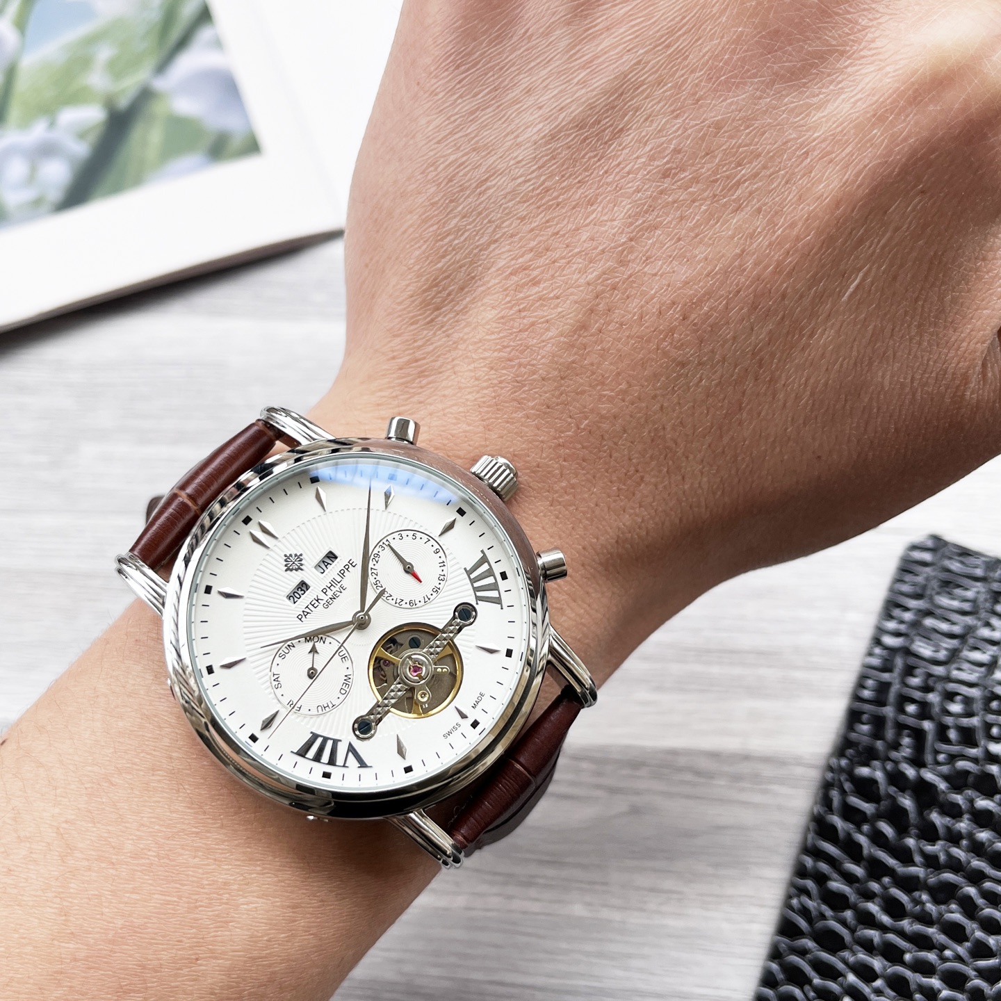 NO:689114,Unified, complex timepieces, luxurious and elegant, classic new products, shocking launch [latest] Patek Philippe multi-functional boutique, large flywheel design [type] boutique men's watch [strap] genuine cowhide strap [movement] high-end fully automatic mechanical movement [mirror] mineral-strengthened glass (higher definition) elegant taste vast atmosphere unique ingenuity wrist treasure size 42mm diameter 12.5mm thick hot sale on the market!  Welcome to reprint!  ,,patek philippe,cowhide19860909统一 复杂时计 奢华大气 经典新品 震撼上市【最新】百达翡丽 多功能精品 大飞轮设计【类型】精品男士腕表【表带】真牛皮表带【机芯】高端全自动机械机芯【镜面】矿物质强化玻璃（更高清） 品味高雅 浩瀚大气 匠心独运 腕间瑰宝 尺寸直径42mm厚12.5mm热卖上市！欢迎转载！,,patek philippe,cowhide,Watch