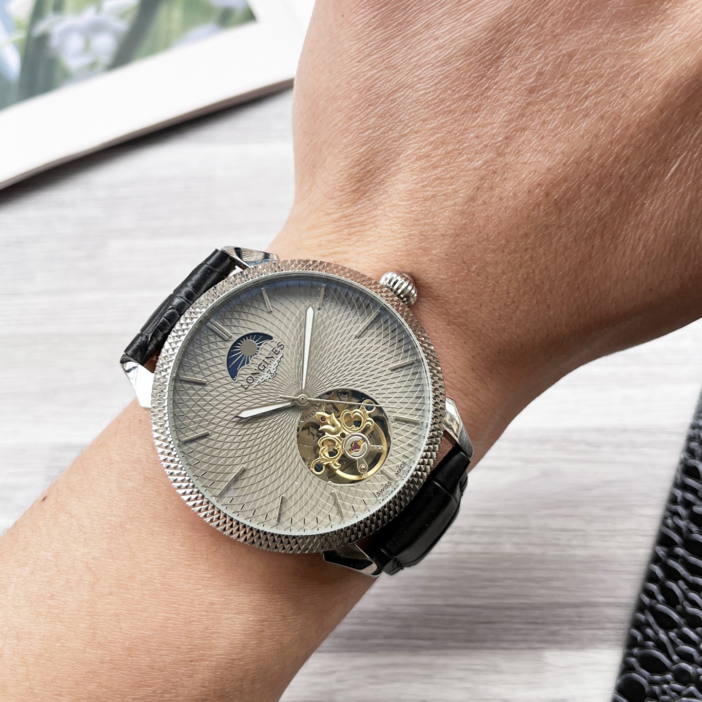 NO:689131,Unified, complex timepieces, luxurious and elegant, classic new products, shocking launch [Latest] Longines Big Flywheel Design [Type] Boutique men's watch [Strap] Genuine leather strap [Movement] High-end fully automatic mechanical movement [Mirror] Mineral-strengthened glass (higher definition) Elegant taste Vast and atmospheric Ingenuity Wrist treasure Size 42mm diameter 12.5mm thick Hot sale on the market!  Welcome to reprint!  ,,longines,cowhide19860909统一 复杂时计 奢华大气 经典新品 震撼上市【最新】浪琴 大飞轮设计【类型】精品男士腕表【表带】真牛皮表带【机芯】高端全自动机械机芯【镜面】矿物质强化玻璃（更高清） 品味高雅 浩瀚大气 匠心独运 腕间瑰宝 尺寸直径42mm厚12.5mm热卖上市！欢迎转载！,,longines,cowhide,Watch