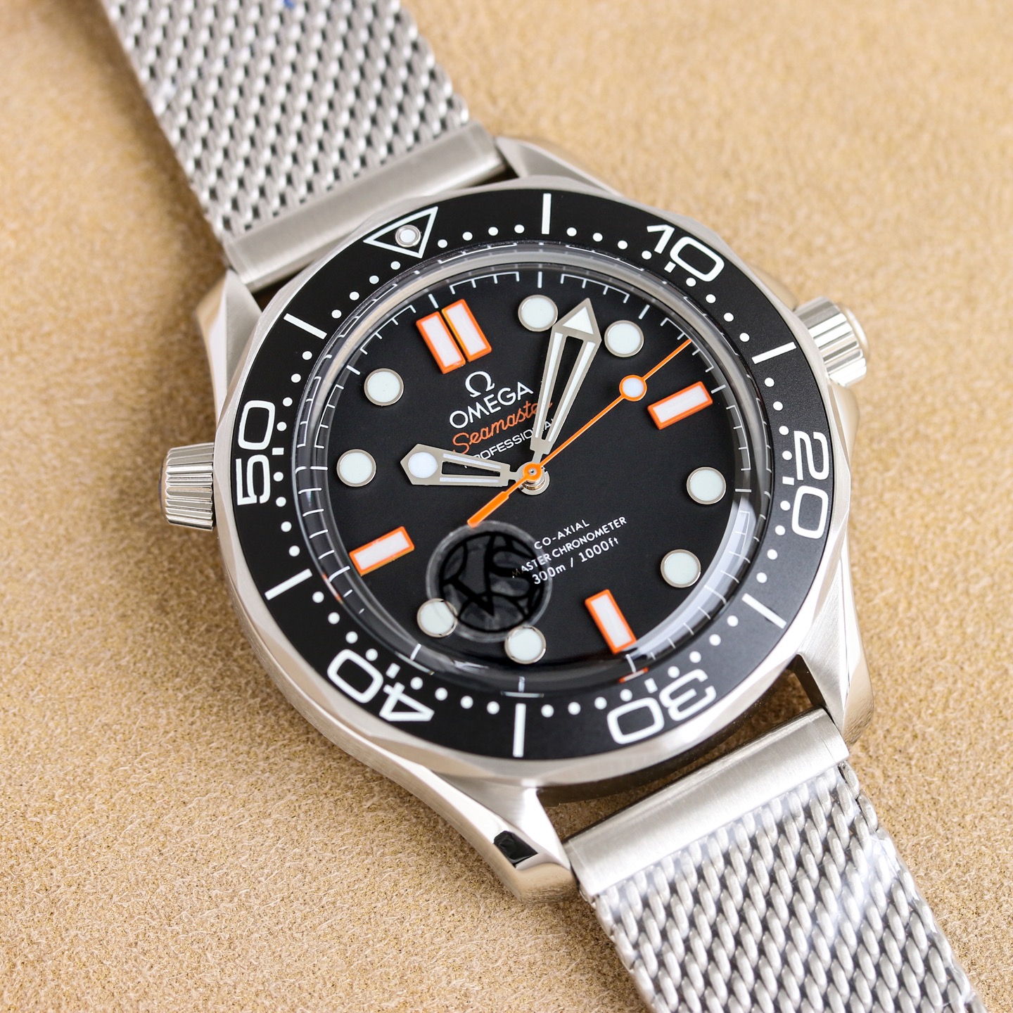 NO:703418,Bronze Titanium Color White [New Masterpiece Craftsmanship Heritage OMEGA 007-Seamaster Diver 300M] Exclusive customized version!  The only version in the market, the back cover is matched to the original version, the mesh belt is finely ground, and the head grain is the same as the original!  Details are in place!  The watch case is made of 904 fine steel, which is polished and shiny, strong and wear-resistant, and not easy to oxidize. It will still look like new after being worn for a long time!  Hand-ground crystal sapphire pot cover glass, shiny and scratch-resistant, extraordinary glass coating!  Exclusively customized 8806 dual-T movement with no gap, the function is consistent with the original version, and has a super long 72 hours of kinetic energy!  More stable!  The exquisite black silver dial is equipped with hollow rhodium-plated hour and minute hands, which contrasts with the aluminum 'lollipop' minute hand covered with white lacquer!  The color of the bezel and dial is matched, and the top ice blue luminous display!  ER boutique is on sale in limited edition, the same style as the James Bond star, welcome to taste it!  When you place an order, you will receive a pair of original Buddha tape straps for free!  ,,omega19860909青铜钛 色 白【全新力作匠心传承OMEGA欧米茄007-Seamaster Diver 300M】独家定制版本！ 市场唯一对版版本,后盖对版,精磨网带,头粒与原版一致！细节到位！ 表壳采用904精钢材质,抛光闪耀,坚固耐磨、不易氧化,长久佩戴依旧光采如新！ 手工精磨水晶蓝宝石锅盖玻璃,闪亮耐刮,非普通玻璃镀膜！ 独家定制8806无空档双T机芯,功能与原版一致,超长72小时动能！更稳定！ 精美的黑色银色表盘搭配镂空镀铑时针和分针,与覆以白色漆面的铝质“棒棒糖”分针形成属目对比！表圈、表盘颜色对版,顶级冰蓝夜光显示！ ER精品限量发售,詹姆斯邦德明星同款,欢迎品鉴！下单即送原版佛胶带表带一副！,,omega,Watch