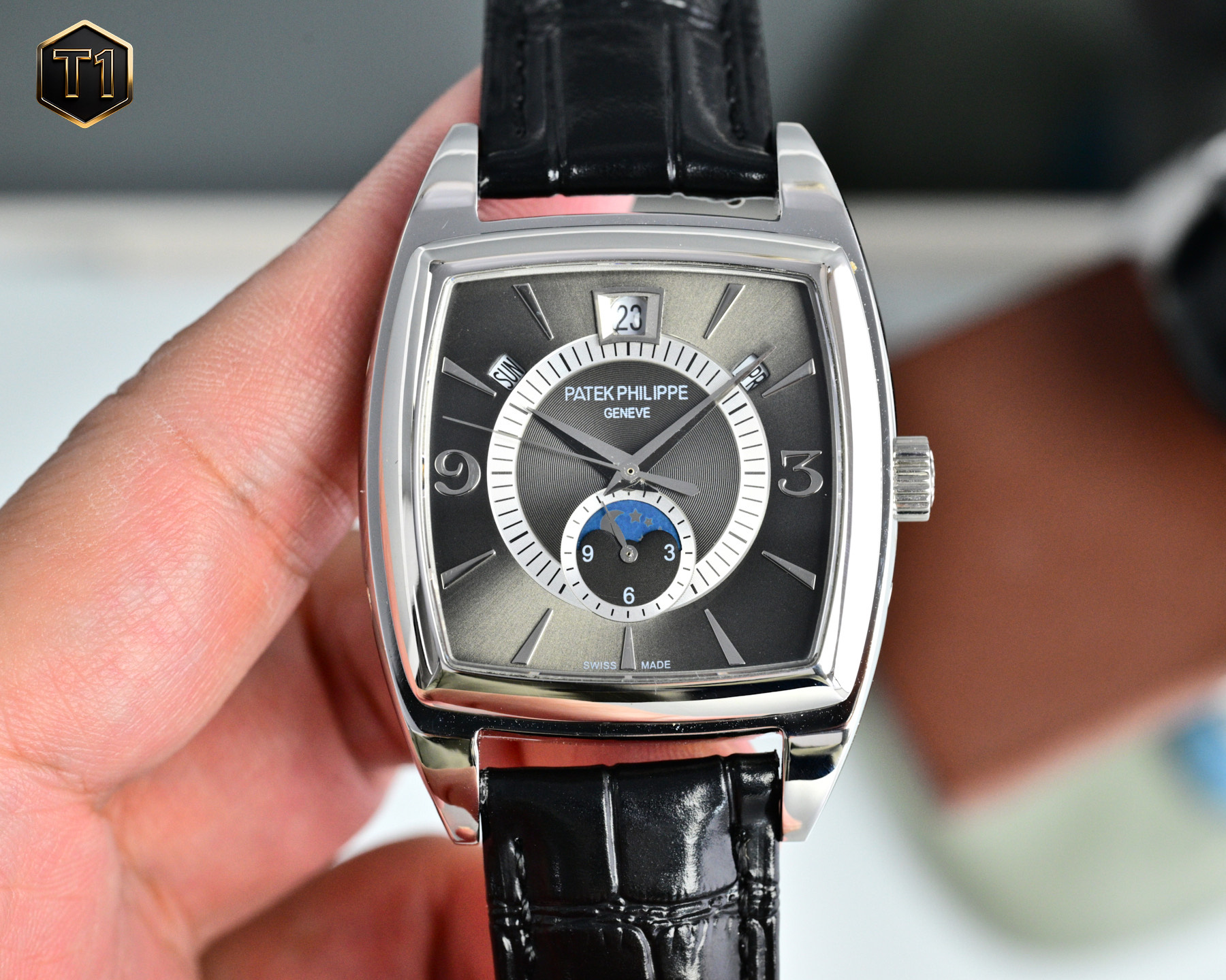 NO:703446,Platinum TW Patek Philippe Complex Multi-Function Series 5135G - grand debut, the first Nautilus complex watch launched so far, using ultra-complex craftsmanship to create a casual sports watch. 1 small body with high energy to perform the following functions: calendar function at 12 o'clock, day of the week function at 10 o'clock, day of the week function at 2 o'clock, 24 hours at 6 o'clock. All functions can be used normally.  2. The movement adopts a replica Cal.240 self-winding movement, which perfectly interprets the functions on the premise of achieving a realistic appearance. 3. An independent watchmaker who is a modification master, enthusiastically participates in customizing and modifying the dial color, adding an interesting soul to the unique watch!  A masterpiece of craftsmanship. Welcome all watch friends to taste it!  ,,patek philippe19860909白 金 TW 百达翡丽复杂多功能系列5135G—重磅登场,迄今推出的首款Nautilus复杂腕表,以超复杂的工艺技术打造休闲运动腕表. 1小身板大能量尽揽以下功能∶12点位日历功能 10点位星期功能 2点位星期功能 6点位24小时.所有功能都可正常使用. 2机芯采用复刻版Cal.240自动上链机芯,在实现外观的逼真前提下,功能一并完美诠释. 3改装大师独立制表人,倾情参与定制改装表盘颜色,给予独一无二的腕表增添有趣的灵魂！ 匠心力作 欢迎各位表友品鉴！,,patek philippe,Watch