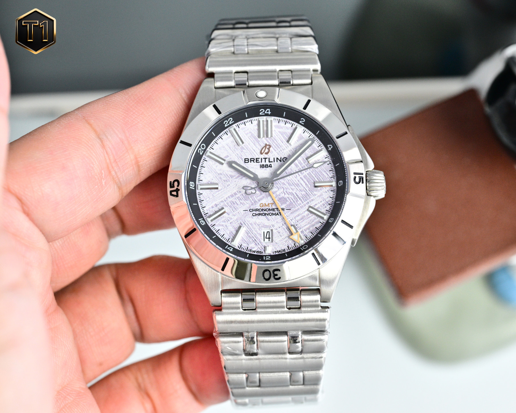 NO:703412,Tape Steel Band BLS Factory - Breitling Chronomat Automatic GMT 40 with dual time zone display, with a relaxed and leisurely aesthetic temperament, can be regarded as an exclusive watch for travel. The subtle dial color, coupled with the stainless steel case and bracelet, perfectly blends into any dressing scene. At the same time, the same-tone 24-hour scale highlights the extraordinary charm of the red second time zone pointer.  Look for the exclusive steel belt, the high-cost molded original bullet chain steel belt, which is different from other ordinary steel belts on the market, the real original super replica, tom ford, breitling19860909胶带 钢带 BLS厂-百年灵机械计时双时区自动机械腕表40（Chronomat Automatic GMT 40）带双时区显示,兼具轻松闲适的美学气质,堪为旅行专属腕表.微妙的表盘色彩,再配以精钢表壳和表链,完美融入任何穿搭场景.同时,同色调24小时刻度,凸显红色第二时区指针的非凡魅力 认准独家钢带,高成本开模原装子弹链钢带,区别市场其他普通钢带,真正原版超级复刻,,tom ford,breitling,Watch