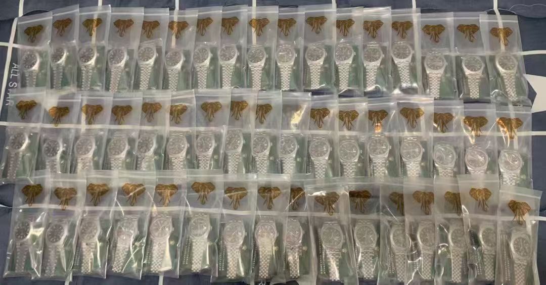 NO:723994,Uniform VS latest customized version, latest color matching, trendy and fashionable!  High quality!  Three codes in one, comes with NfC proximity card, the latest V2 version of VS factory, Rolex ROLEX Datejust series 41mm, the latest technology, equipped with Dandong Zheng 3235 all-in-one machine, the latest 27 ball movement, counter-adjustable hour hand, and can adjust the calendar!  The only pair of layout nails, customized angular bevel nails, better grade, high-end customization, majestic, latest style, latest new products, the highest cost performance, VS Rolex 126334 DATEJUST latest launch, popular style 41mm diameter log, quality assurance, choose it for logs, absolutely high-end atmosphere, giving you full confidence, watch code, Z66E5741, watch buckle code, ORV,  1: Equipped with a one-to-one super positive 3235 integrated movement, no card movement decoration, movement and stability 2: The entire watch is made of 904L fine steel / matched with AR factory steel strap to ensure that the side of the strap is not exposed, which is extremely difficult, high-end customization quality, and IP vacuum electroplating platinum tooth ring / free replacement for fading, the dog tooth ring is the only matching size!  3: The sun pattern on the dial is infinitely close to the original, especially the green one!  Mint green color matching!  4: The only calendar font in the market to match the version, and follow up to compare the authenticity of the fonts one by one from 1 to 31. 5: The only one to achieve luminous hands/luminous nails for the same color because they are all processed by third-party factories + self-purchased Swiss c1+c3 luminous powder 6: nails/crown mark nails  Full platinum electroplating treatment 7, latest version, quality assurance, please look for the latest log style of VS factory, watch code Z66E5741, latest buckle code of watch, ORV, VS latest back cover pattern label!  The most cost-effective style, popular style, timeless classic, high-end atmosphere, no white on the side of the strap, greatly improves the grade and gives enough face. Although VS does not have many styles, almost all models are high-quality. It completely solves most of the pain points of journals in the world and is only born for the ultimate. VS-datejust,,rolex19860909统一 VS最新定制版本,最新配色,潮流时尚！高品质！三码合一,附带NfC感应卡, VS厂 最新V2版本,劳力士 ROLEX 日志系列 41mm 最新技术,搭配丹东正3235一体机,最新27粒滚珠机芯,逆调时针,可回调日历！唯一对版面钉,定制凌角斜边面钉,更佳上档次,高端定制,大气磅礴,最新款式,最新新品,最高性价比,VS劳力士126334 DATEJUST 最新推出,热门款式直径41mm日志 ,品质保证,日志就选择它,绝对高档大气,给足信心,腕表编码,Z66E5741,腕表表扣编码,ORV, 1:搭载一比一超级正3235一体机芯 ,无卡度机芯装饰 机芯及其稳定 2:整表904L精钢 /搭配ar厂钢带 做到表带侧面不露白,难度极大,高端定制品质,以及ip真空电镀铂金牙圈 /掉色免费更换,狗牙圈唯一对版尺寸！ 3:表盘太阳纹无限接近原装 铽别是绿色！薄荷绿颜色对版！ 4:全市场唯一日历字体对版 后续1-31号挨个字体真假对比 5:唯一做到指针夜光/字钉夜光 做到同色 因为都是第三方工厂加工+自购瑞士 c1+c3夜光粉 6:字钉/皇冠唛头钉 全白金电镀处理7,最新版本,品质保证,请认准VS厂最新日志款式,腕表编码Z66E5741,腕表最新扣码,ORV,VS最新后盖图案标签！最高性价比款式,热门款式,永恒的经典,高端大气,表带侧面不露白,大大提高档次,给足面子, 虽然VS的款式不多 但是几乎款款均为精品 彻底解决世面上的大部分日志痛点,只为极致而生 VS-datejust,,rolex,Watch