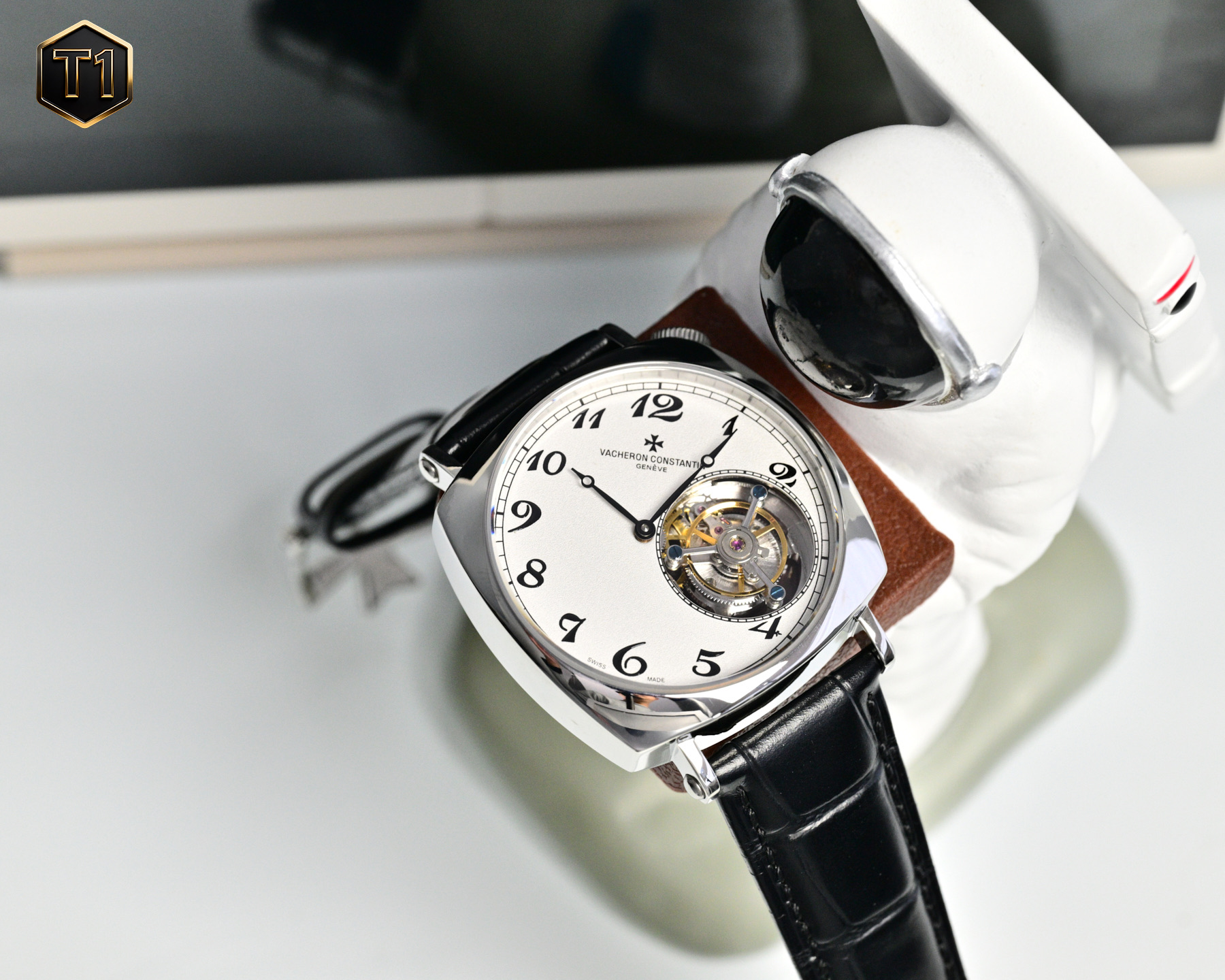 NO:724027,Unified 2026 latest launch: Vacheron Constantin's century-old classic American 1921 tourbillon mechanical watch, commonly known as 'Crooked Neck', the legendary 'Driver watch' driver's watch. In order to create a watch that meets the needs of car driving a century ago, Vacheron Constantin thought of turning the face plate 45 degrees clockwise, so that people do not need to deliberately move their wrists when driving, but can just glance at their left hand to read the time. It has evolved to become American  A major feature of 1921. Orbital scales, Breguet digital time scales and hands are all signature elements of early watches. These features do not appear outdated even in modern times, but exude classic and traditional charm. The overall size of the watch is 40*12mm, equipped with a manual winding tourbillon movement with a swing of 28800, which can save energy for 48 hours. At the same time, the workmanship of movement parts and plate design  All have been carefully planned by Vacheron Constantin, which is clearly visible under the transparent bottom cover, proving the level of craftsmanship that can obtain the Geneva Seal certification. This replica watch of historical masterpieces is upright, crooked, square and round, and the overall appearance exudes a very strong recognition, and the creative concept contained in the special design of the watch is the key reason why this watch is attractive.,,breguet,vacheron19860909统一 2026最新推出:江诗丹顿百年经典名作American 1921陀飞轮机械腕表,俗称“歪脖子”,传说中的“Driver watch”司机表.江诗丹顿在一个世纪前为了打造出符合汽车驾驶需求的手表,想到可以把面盘顺时针转45度,让人开车时不需刻意移动手腕,而是直接瞥一眼左手就能看懂时间,演进至今成为American 1921的一大特色.轨道式刻度、宝玑数字时标与指针等都是早期手表的招牌元素,这些特色即使置身于现代还是不显过时,反而散发经典传统的魅力.整表尺寸40*12mm,搭载着摆幅28800的手动上链陀飞轮机芯,储蓄能量达到48小时,同时机芯零件作工与板件设计都经过江诗丹顿的缜密规划,在透明底盖下一目了然,证明能获得日内瓦印记认证的工艺水准.这款历史名作复刻腕表有正有歪有方有圆,整体散发相当强烈的外观辨识度,而手表采用特殊设计所蕴含的创作概念,更是这款表吸引人的关键原因.,,breguet,vacheron,Watch