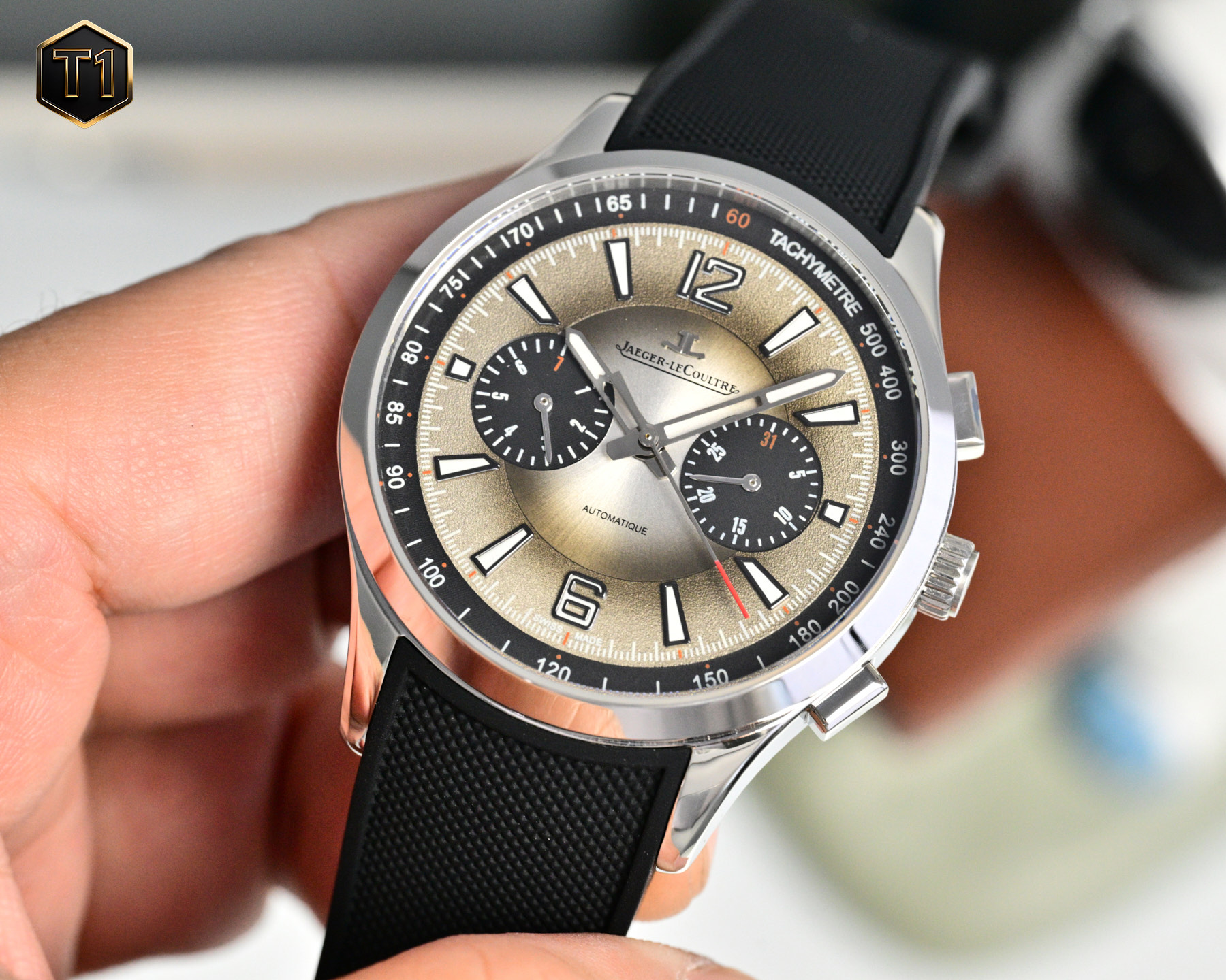 NO:724031,Platinum new product JAEGER-LECOULTRE - Jaeger-LeCoultre Beichen series watch, elegant and elegant~!  [Wonderful details] In order to pursue the warm and jade-like effect of the genuine product, the watch case is polished with precision and slow work. The authentic mold is opened, and the 1:1 replica is perfectly consistent with the original product. It is made of 316L stainless steel and polished with top CNC technology. It is exactly the same as the original craftsmanship, making the overall literal texture better. The size of the watch is 42mmX11.00mm.  The movement model is customized and modified to 761, with a waterproof depth of 50m. The dial team breaks through multi-layered technical bottlenecks and strives for perfection. It strives for perfection in the details of the 12 scales and restores the sunray pattern at a ratio of 1:1. The strap is made of natural rubber, which is thin, long and soft enough to wrap around and fit the wrist. The original stainless steel folding buckle further shows the luxurious temperament of this watch. Suitable for various business occasions, simple and refined yet elegant!  ,,jaeger-lecoultre19860909白 金 新品 JAEGER-LECOULTRE——积家北宸系列腕表,儒雅而至~！【精彩细节】 表壳打磨为了追求正品温润如玉的效果,制表师精磨细造,慢工出细活. 正品开模,1:1复刻完美与正品一致,采用316L精钢材质打造和CNC顶级工艺打磨,与原装工艺效果如出一辙,使其整体字面质感更佳.腕表尺寸42mmX11.00mm 机芯型号订制机芯改761,防水深度50m表盘团队突破多层技术瓶颈,力求完美,对12个刻度细节精益求精,1:1还原太阳放射状饰纹. 表带采用天然橡胶表带,薄而长且柔软,足以缠绕贴合手腕,原装精钢折叠扣更显示这块腕表的豪华气质.适合各种商务场合,简敛精致不失优雅！,,jaeger-lecoultre,Watch