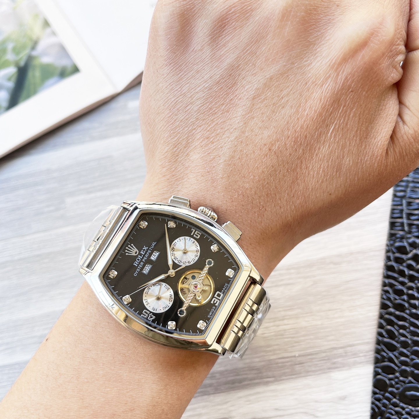 NO:724049,Platinum barrel new product shocking launch [latest] Rolex multi-functional boutique, three-needle large flywheel design [type] boutique men's watch [strap] genuine cowhide strap [movement] high-end fully automatic mechanical movement [mirror] mineral-strengthened glass (higher definition) elegant taste vast atmosphere unique ingenuity wrist treasure size diameter 42mm thick 12.5mm hot sale on the market!  Welcome to reprint!  ,,rolex,cowhide19860909白金 酒桶新品 震撼上市【最新】劳力士 多功能精品,三针大飞轮设计【类型】精品男士腕表【表带】真牛皮表带【机芯】高端全自动机械机芯【镜面】矿物质强化玻璃（更高清） 品味高雅 浩瀚大气 匠心独运 腕间瑰宝 尺寸直径42mm厚12.5mm热卖上市！欢迎转载！,,rolex,cowhide,Watch