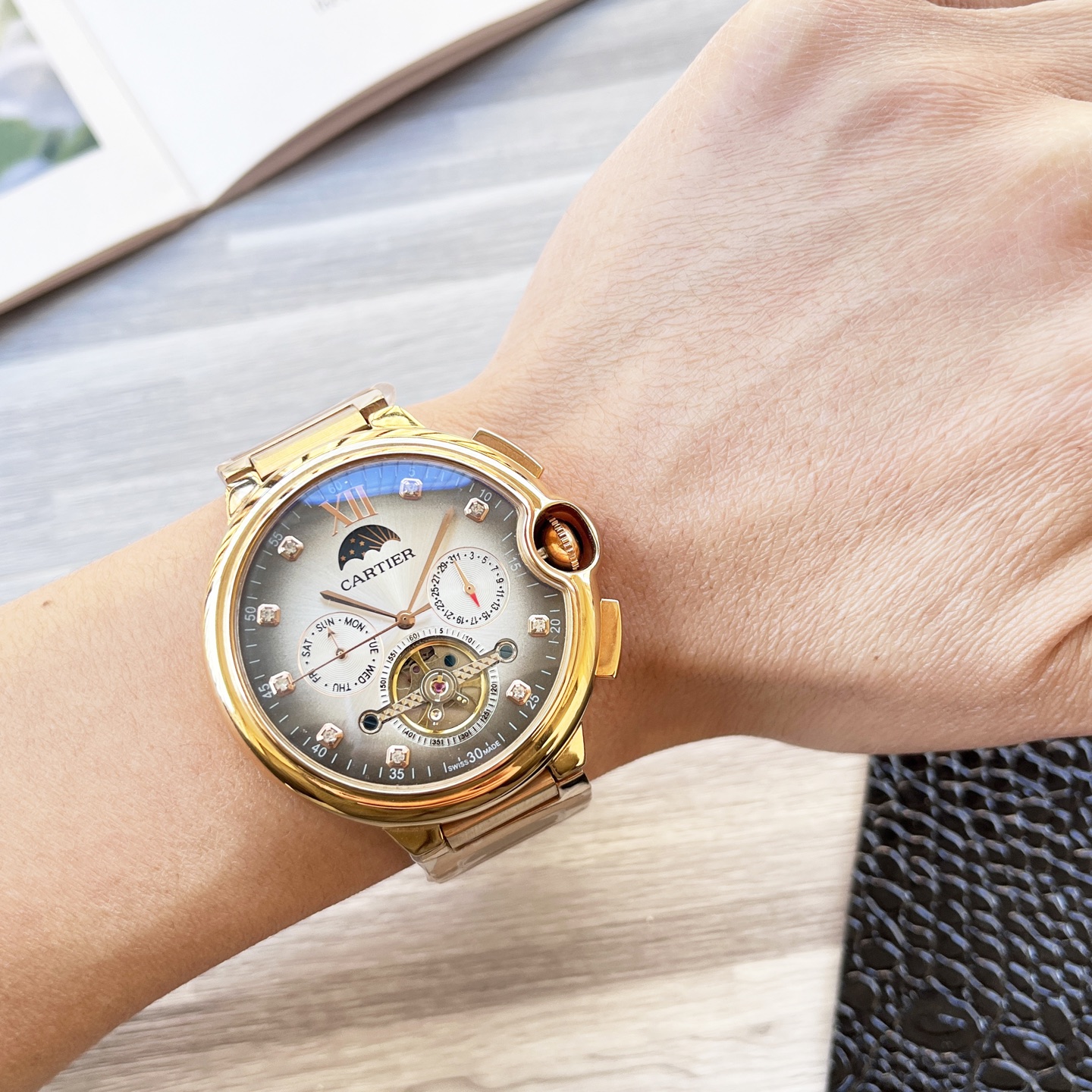 NO:724020,Platinum Steel 30 Blue Balloon Series Shocking Launch [Latest] Cartier Multifunctional Boutique Design [Type] Boutique Men's Watch [Strap] Genuine Leather Strap [Movement] High-End Fully Automatic Mechanical Movement [Mirror] Mineral Strengthened Glass (Higher Definition) Elegant Taste Vast and Ingenious A Wrist Treasure Size 42mm in Diameter 12.5mm Thickness Hot on the Market!  Welcome to reprint!  ,,cartier,cowhide19860909白金钢30 蓝气球系列 震撼上市【最新】卡地亚 多功能精品设计【类型】精品男士腕表【表带】真牛皮表带【机芯】高端全自动机械机芯【镜面】矿物质强化玻璃（更高清） 品味高雅 浩瀚大气 匠心独运 腕间瑰宝 尺寸直径42mm厚12.5mm热卖上市！欢迎转载！,,cartier,cowhide,Watch