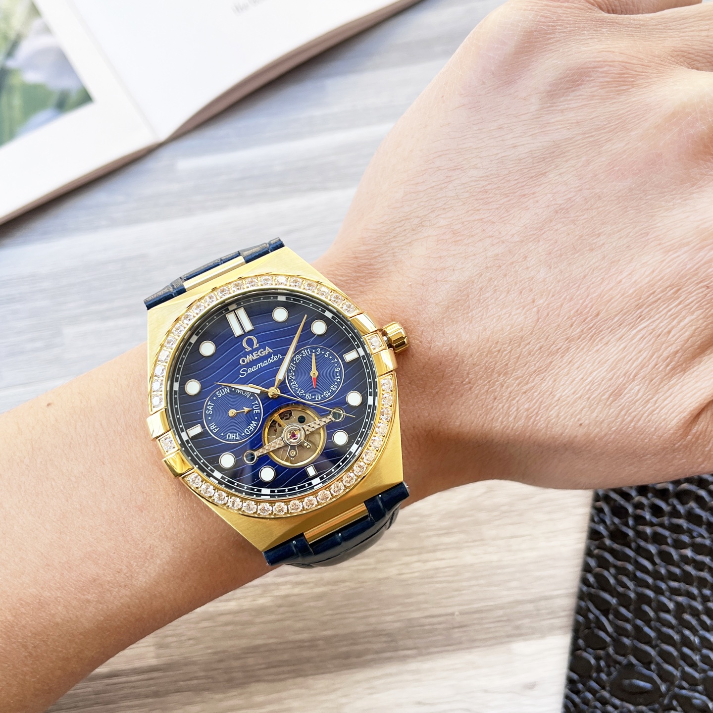 NO:724024,White gold Rolex fine men's watch, noble and elegant, gentlemanly style, excellent quality, best-selling all over the city. It adopts fully automatic mechanical movement, top-grade 316 stainless steel case, imported calfskin strap, mineral super mirror, diameter 42mm, rolex, cowhide19860909白 金 劳力士 精品男士腕表 尊贵大气,绅士风范,卓越品质,热卖全城.采用全自动机械机芯,顶级316精钢表壳,进口小牛皮表带,矿物质超强镜面,直径42mm,,rolex,cowhide,Watch