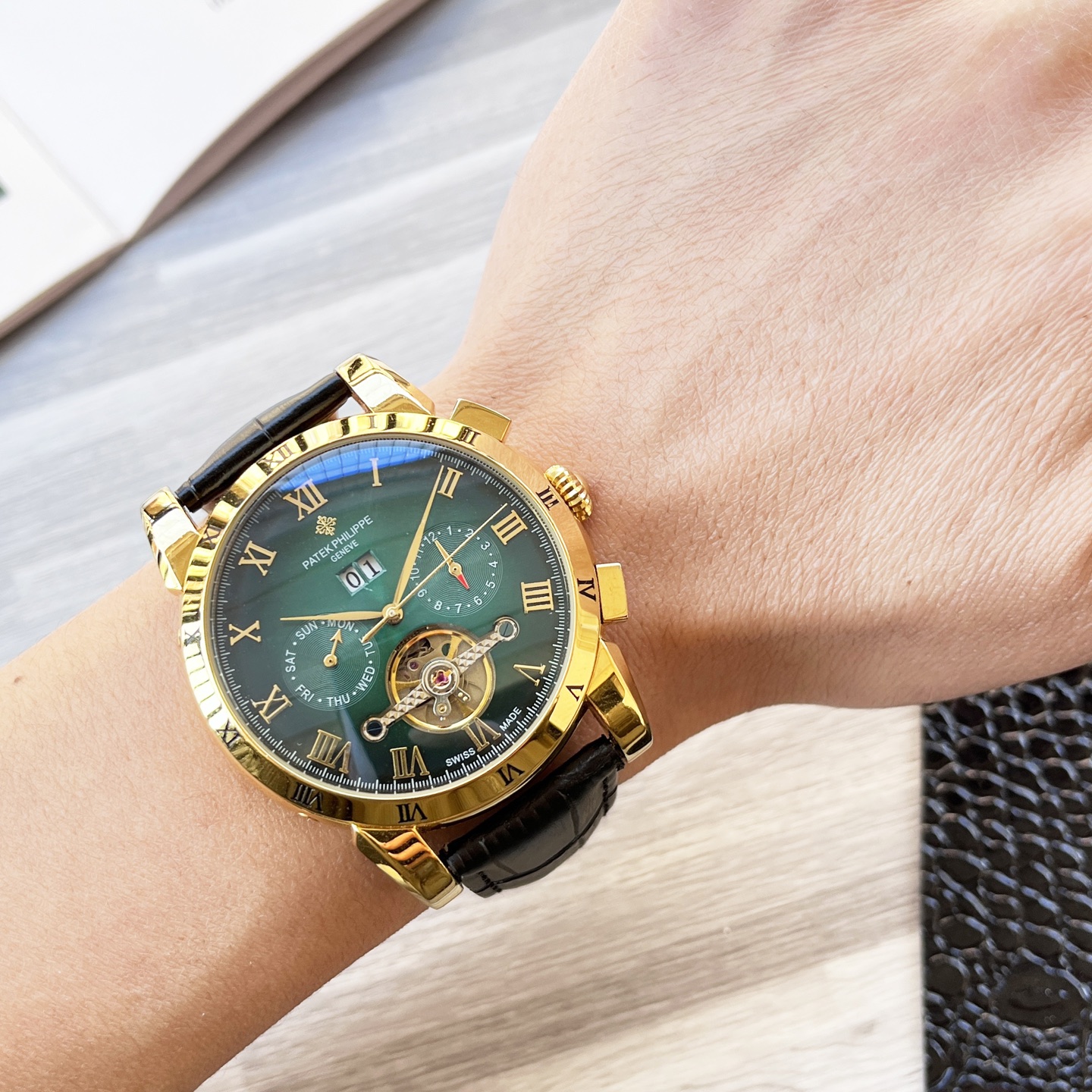 NO:724028,Unified, complex timepieces, luxurious and elegant, classic new products, shocking launch [latest] Patek Philippe multi-functional boutique, large flywheel design [type] boutique men's watch [strap] genuine cowhide strap [movement] high-end fully automatic mechanical movement [mirror] mineral-strengthened glass (higher definition) elegant taste vast atmosphere unique ingenuity wrist treasure size 42mm diameter 12.5mm thick hot sale on the market!  Welcome to reprint!  ,,patek philippe,cowhide19860909统一 复杂时计 奢华大气 经典新品 震撼上市【最新】百达翡丽 多功能精品 大飞轮设计【类型】精品男士腕表【表带】真牛皮表带【机芯】高端全自动机械机芯【镜面】矿物质强化玻璃（更高清） 品味高雅 浩瀚大气 匠心独运 腕间瑰宝 尺寸直径42mm厚12.5mm热卖上市！欢迎转载！,,patek philippe,cowhide,Watch