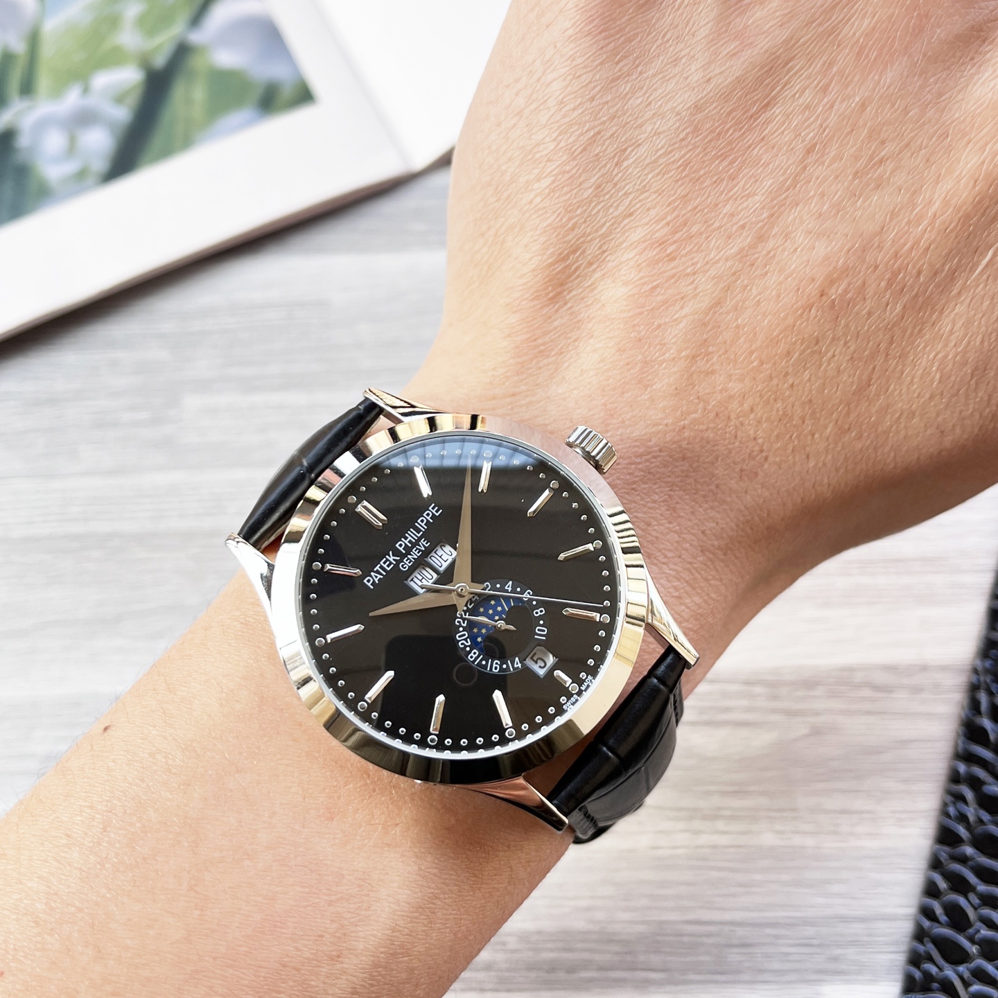 NO:724045,White gold Patek Philippe (Patek Philippe) fine men's watch, exquisitely crafted, tourbillon selection, multi-function display including perpetual calendar, day and week calendar showing exquisite details and superb skills, equipped with multi-function fully automatic mechanical movement, top 316 stainless steel case, imported calfskin strap, mineral super strong mirror, size 43x13mm noble model, gentleman style, status symbol, show your unique taste!,,patek philippe,cowhide19860909白 金 百达翡丽(Patek Philippe 精品男士腕表,精雕细琢,陀飞轮精选,多功能显示 包含万年历 星期 日历尽显精致细节与高超技艺,搭载多功能全自动机械机芯,顶级316精钢表壳,进口小牛皮表带,矿物质超强镜面,尺寸43x13mm尊贵典范,绅士风范,身份的象征,展现你的独特品味！,,patek philippe,cowhide,Watch