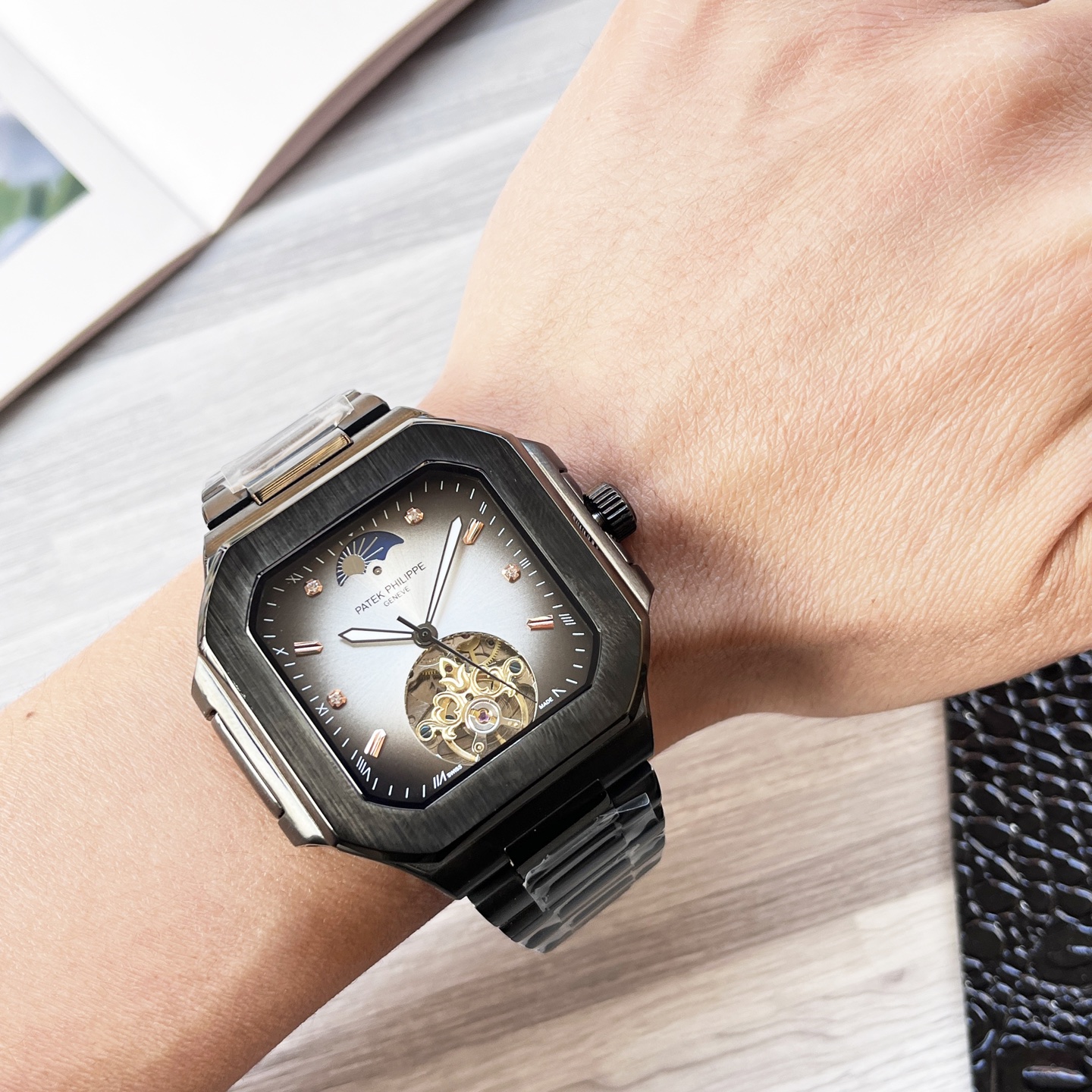 NO:724047,Unified octagonal shell series, exquisite and versatile [latest] Patek Philippe latest design large flywheel boutique [type] boutique men's watch [strap] genuine cowhide strap [movement] high-end fully automatic mechanical movement [mirror] mineral-strengthened glass (higher definition) elegant taste vast atmosphere unique ingenuity wrist treasure size diameter 42mm diameter 12mm hot sale on the market!  Welcome to reprint!  ,,patek philippe,cowhide19860909统一 八角壳系列 精致百搭【最新】百达翡丽 最新设计大飞轮精品【类型】精品男士腕表【表带】真牛皮表带【机芯】高端全自动机械机芯【镜面】矿物质强化玻璃（更高清） 品味高雅 浩瀚大气 匠心独运 腕间瑰宝 尺寸直径42mm厚12mm热卖上市！欢迎转载！,,patek philippe,cowhide,Watch