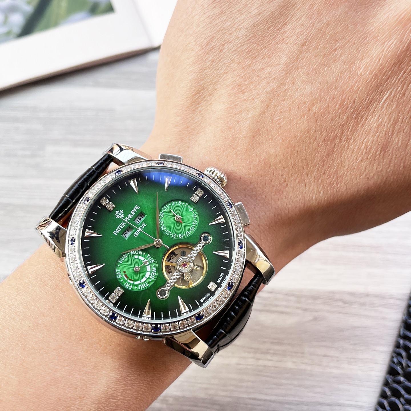 NO:724050,Unified, complex timepieces, luxurious and elegant, classic new products, shocking launch [latest] Patek Philippe multi-functional boutique, large flywheel design [type] boutique men's watch [strap] genuine cowhide strap [movement] high-end fully automatic mechanical movement [mirror] mineral-strengthened glass (higher definition) elegant taste vast atmosphere unique ingenuity wrist treasure size 42mm diameter 12.5mm thick hot sale on the market!  Welcome to reprint!  ,,patek philippe,cowhide19860909统一 复杂时计 奢华大气 经典新品 震撼上市【最新】百达翡丽 多功能精品 大飞轮设计【类型】精品男士腕表【表带】真牛皮表带【机芯】高端全自动机械机芯【镜面】矿物质强化玻璃（更高清） 品味高雅 浩瀚大气 匠心独运 腕间瑰宝 尺寸直径42mm厚12.5mm热卖上市！欢迎转载！,,patek philippe,cowhide,Watch