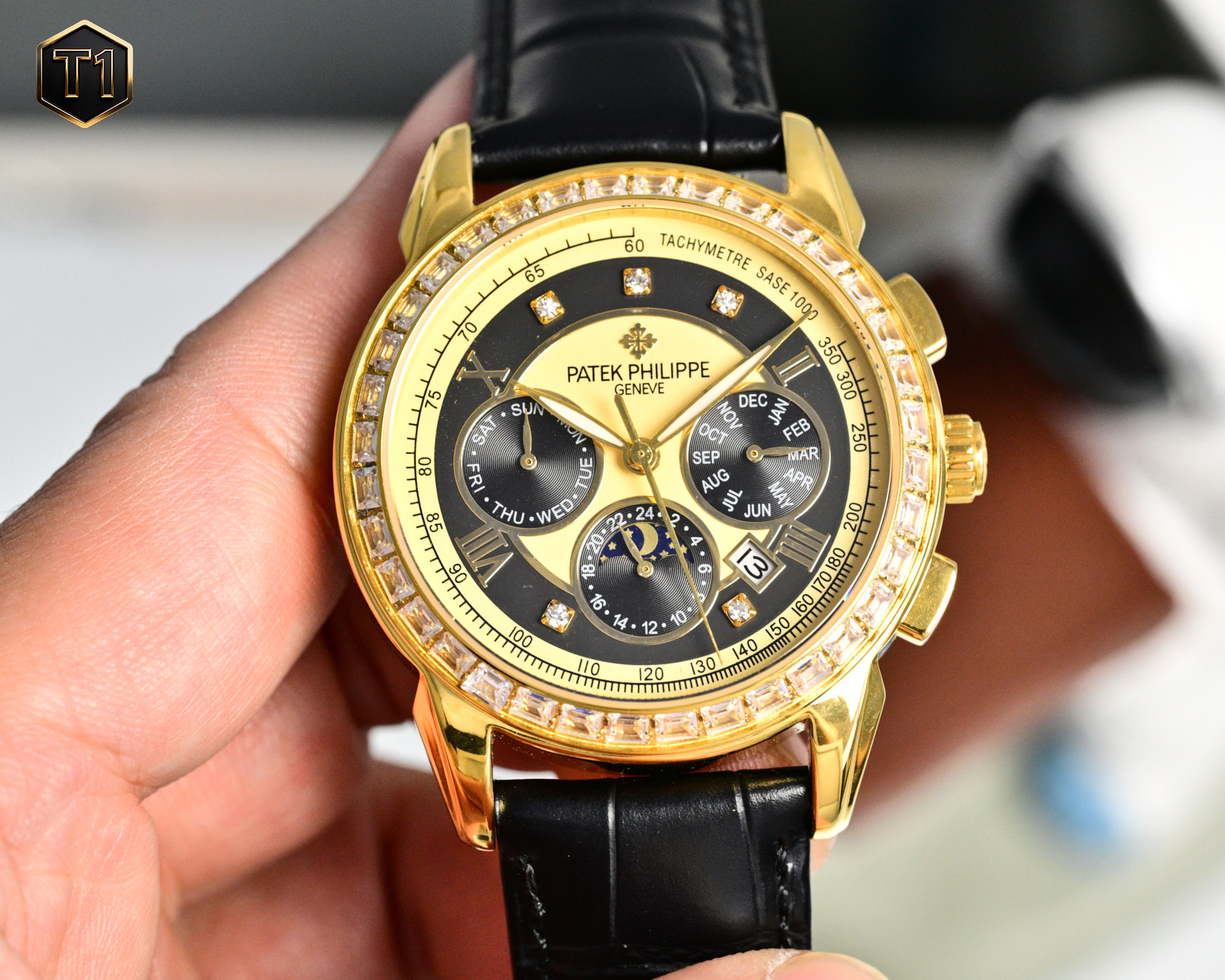 NO:724096,White gold, 50 diamonds [TW's latest release in 2026] Patek Philippe's highest version of the watch on the market!  The TW watchmaker team spent 8 months carefully designing, daring to be the first, breaking through multiple technical bottlenecks, and striving for perfection!  [Case] The market's exclusive latest pot lid glass material, the dial is simple and extraordinary, 12 scales are integrated with the glass, the exclusive diamond-filled case has a strong 3D three-dimensional effect, ultra-thin craftsmanship, and a diameter of 40mm. [Movement] The watch uses the original movement, with a vibration frequency of 28,800 times per hour, and zero repair quality. [Strap Buckle] The style is matched with Italian cowhide to make the wrist more comfortable and comfortable. The watch buckle is engraved with a classic logo, generous and classy.  No one really owns a Patek Philippe, they just keep it for the next generation.,,patek philippe,cowhide19860909白 金 钻50【 TW 2026年最新出品】百达翡丽 市场最高版本腕表！TW制表师团队历时8个月精心设计,敢为人先,突破多层技术瓶颈,力求完美！【表壳】市场独家最新锅盖玻璃材质,表盘简而不凡,12个刻度与玻璃融为一体,独家的满钻表壳,具有超强3D立体感,超薄工艺,直径40mm.【机芯】腕表采用原装机芯,每小时振频28800次,零返修质量.【表带扣】款式搭配意大利牛皮让手腕更贴合舒适,腕表表扣上面刻有经典标志,大方富有档次. 没有人真正拥有百达翡丽,只不过为下一代保管而已.,,patek philippe,cowhide,Watch